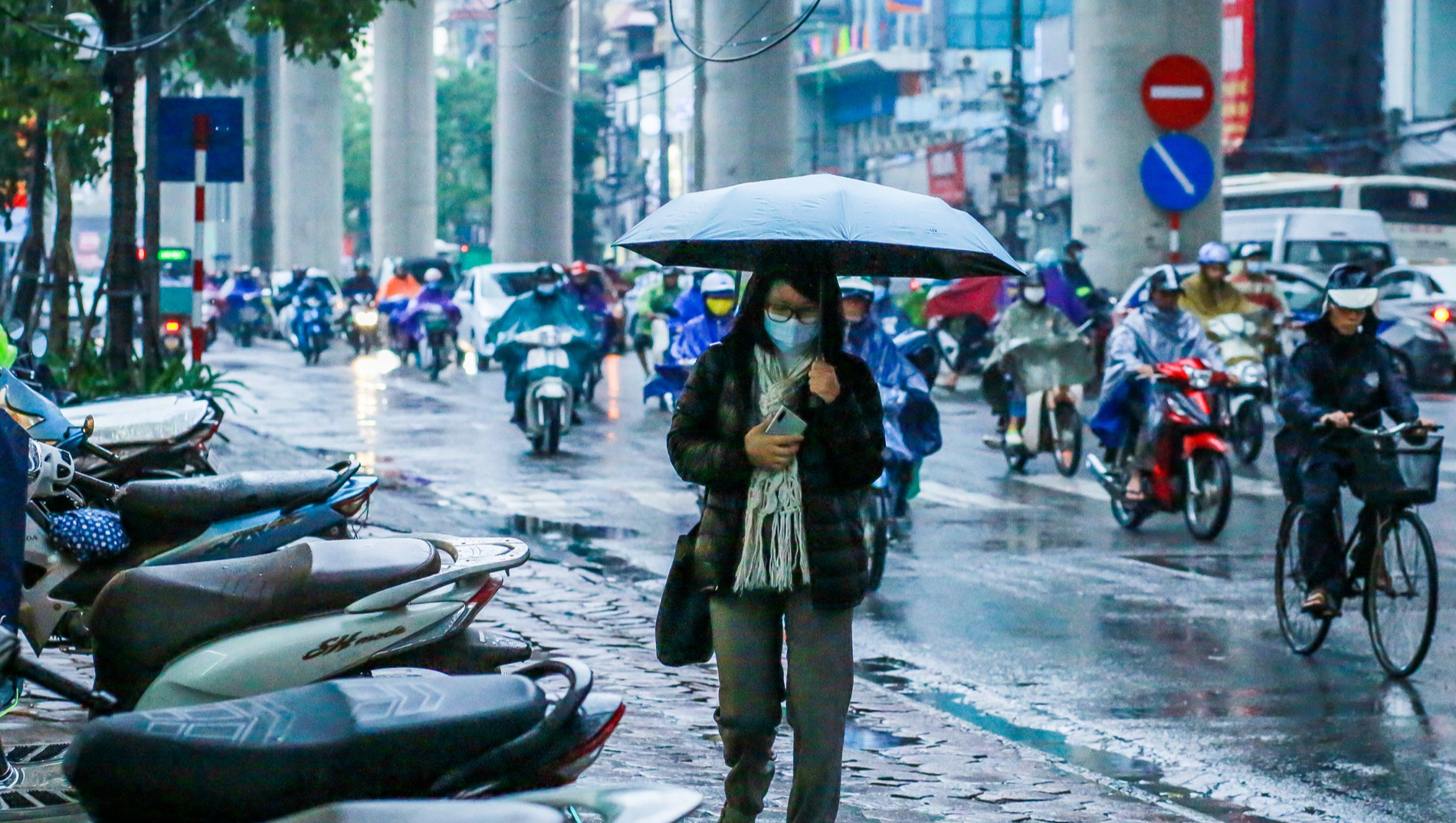 Dự báo thời tiết hôm nay 20/10: Hà Nội vừa mưa vừa lạnh nhất là bao nhiêu độ C? - Ảnh 1.