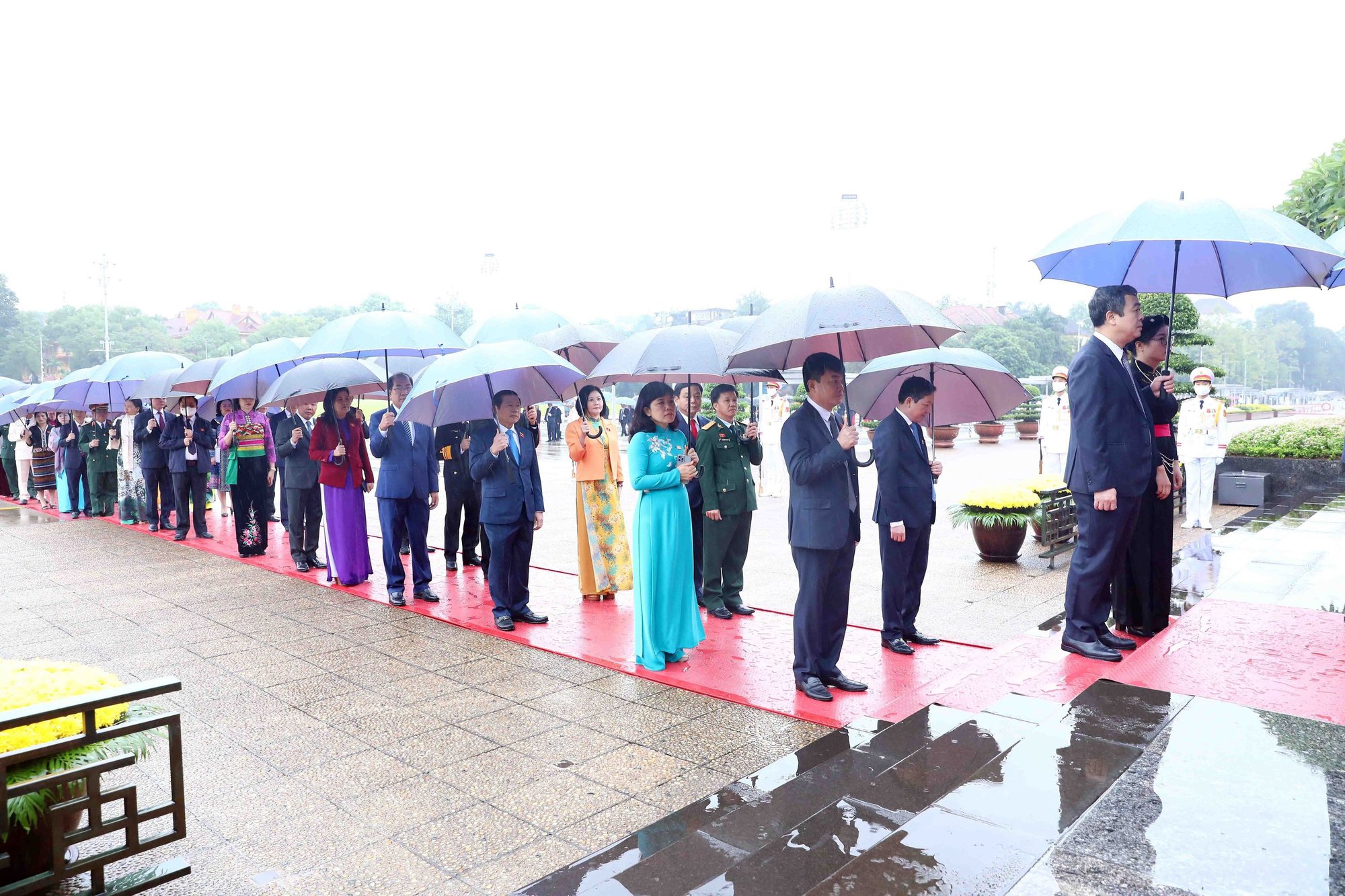 Lãnh đạo Đảng, Nhà nước, đại biểu Quốc hội dự kỳ họp thứ 4 vào Lăng viếng Chủ tịch Hồ Chí Minh - Ảnh 5.