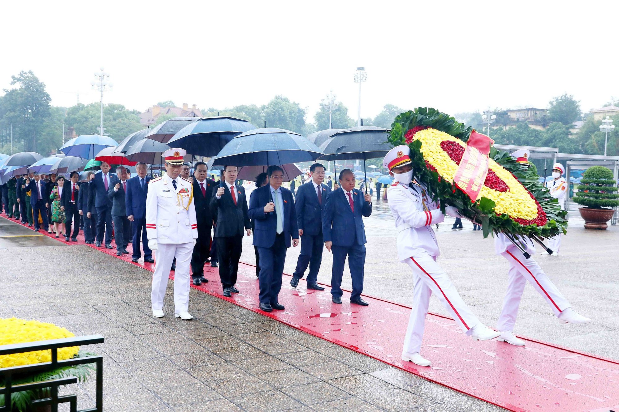 Lãnh đạo Đảng, Nhà nước, đại biểu Quốc hội dự kỳ họp thứ 4 vào Lăng viếng Chủ tịch Hồ Chí Minh - Ảnh 2.