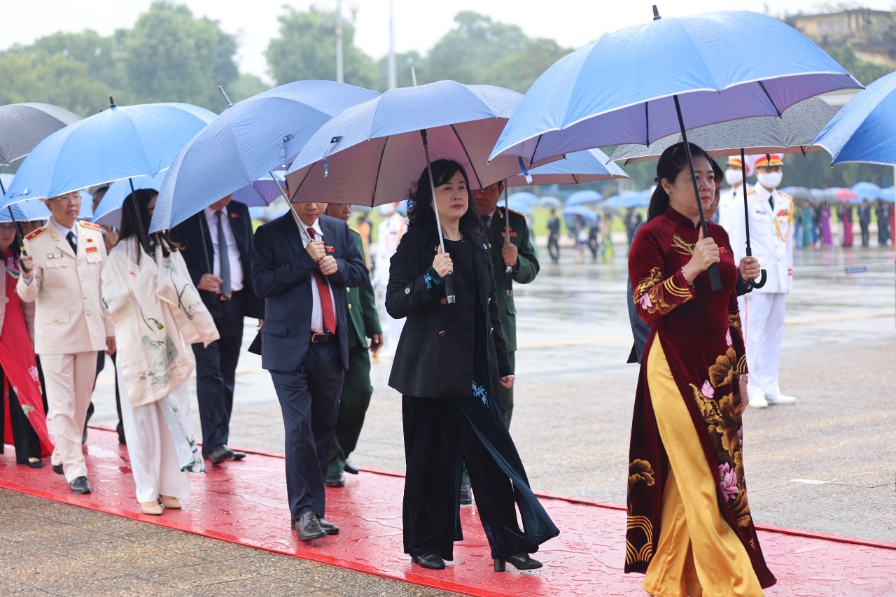 Lãnh đạo Đảng, Nhà nước, đại biểu Quốc hội dự kỳ họp thứ 4 vào Lăng viếng Chủ tịch Hồ Chí Minh - Ảnh 6.