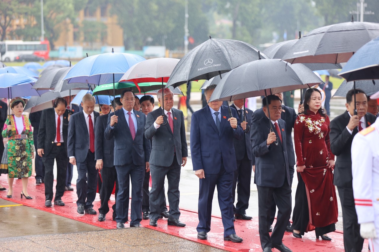 Lãnh đạo Đảng, Nhà nước, đại biểu Quốc hội dự kỳ họp thứ 4 vào Lăng viếng Chủ tịch Hồ Chí Minh - Ảnh 4.