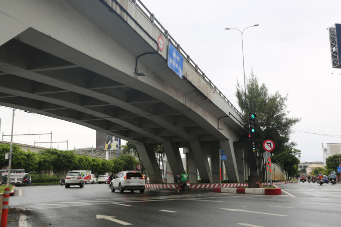 TP.HCM gỡ điểm nghẽn giao thông sau sự cố đứt cáp cầu vượt Nguyễn Hữu Cảnh - Ảnh 1.
