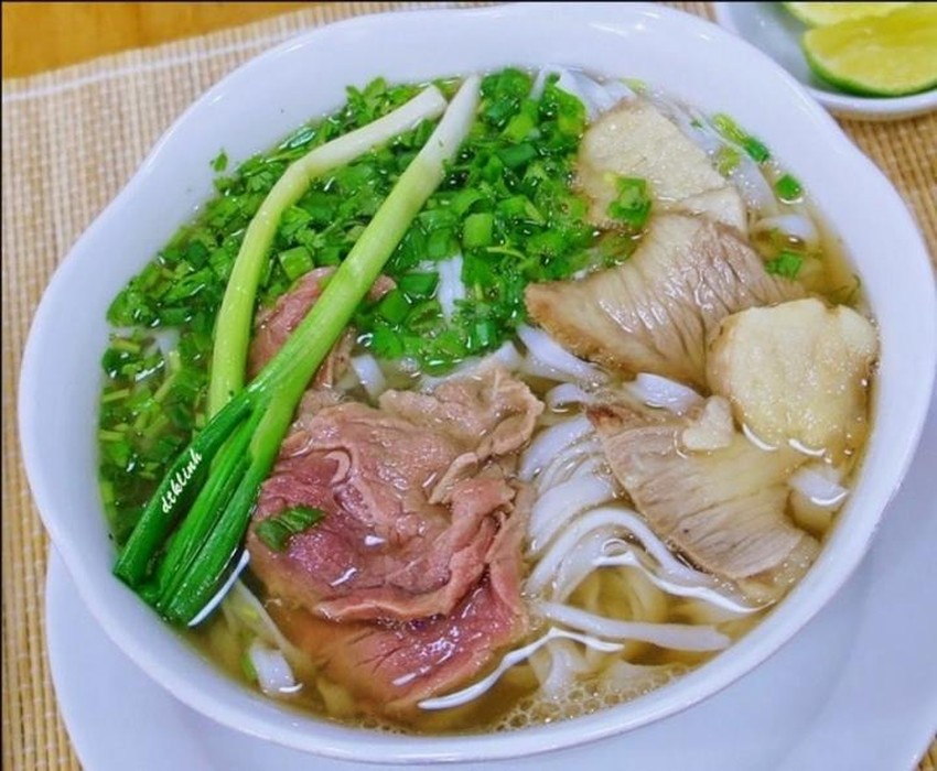 Phở Việt Nam được xem là món ăn đặc trưng nhất được biết đến trên toàn thế giới. Hãy xem hình để khám phá món ăn đậm chất của văn hóa Việt Nam này. Mùi thơm, hương vị đặc trưng và một đĩa phở nóng hổi sẽ luôn là một trải nghiệm tuyệt vời.