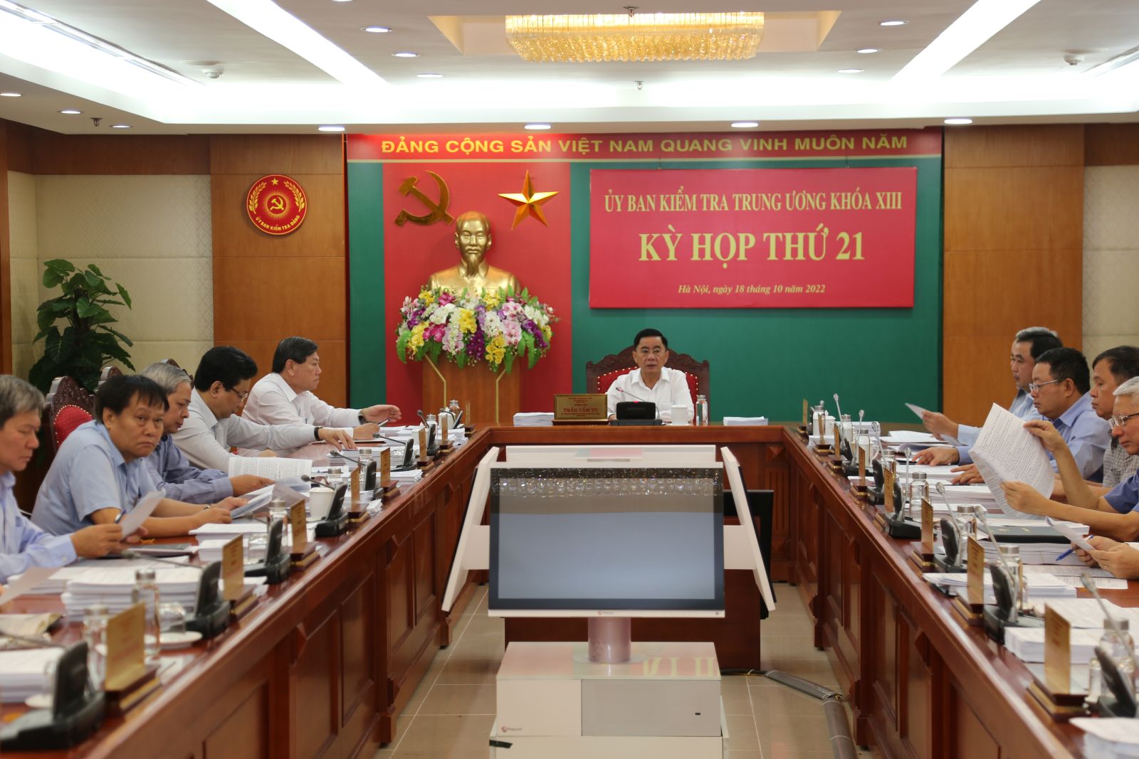 Khiển trách Thứ trưởng Nguyễn Hữu Độ, đề nghị Bộ Chính trị kỷ luật nguyên Bộ trưởng Bộ GD-ĐT - Ảnh 1.