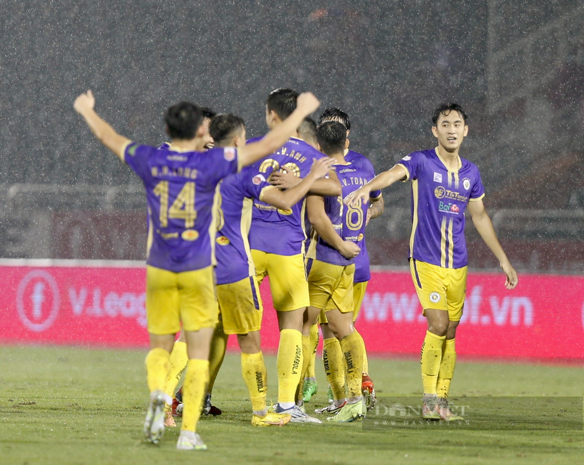 Tạo mưa bàn thắng trong trận thuỷ chiến, Hà Nội FC chạm tay vào chức vô địch - Ảnh 5.
