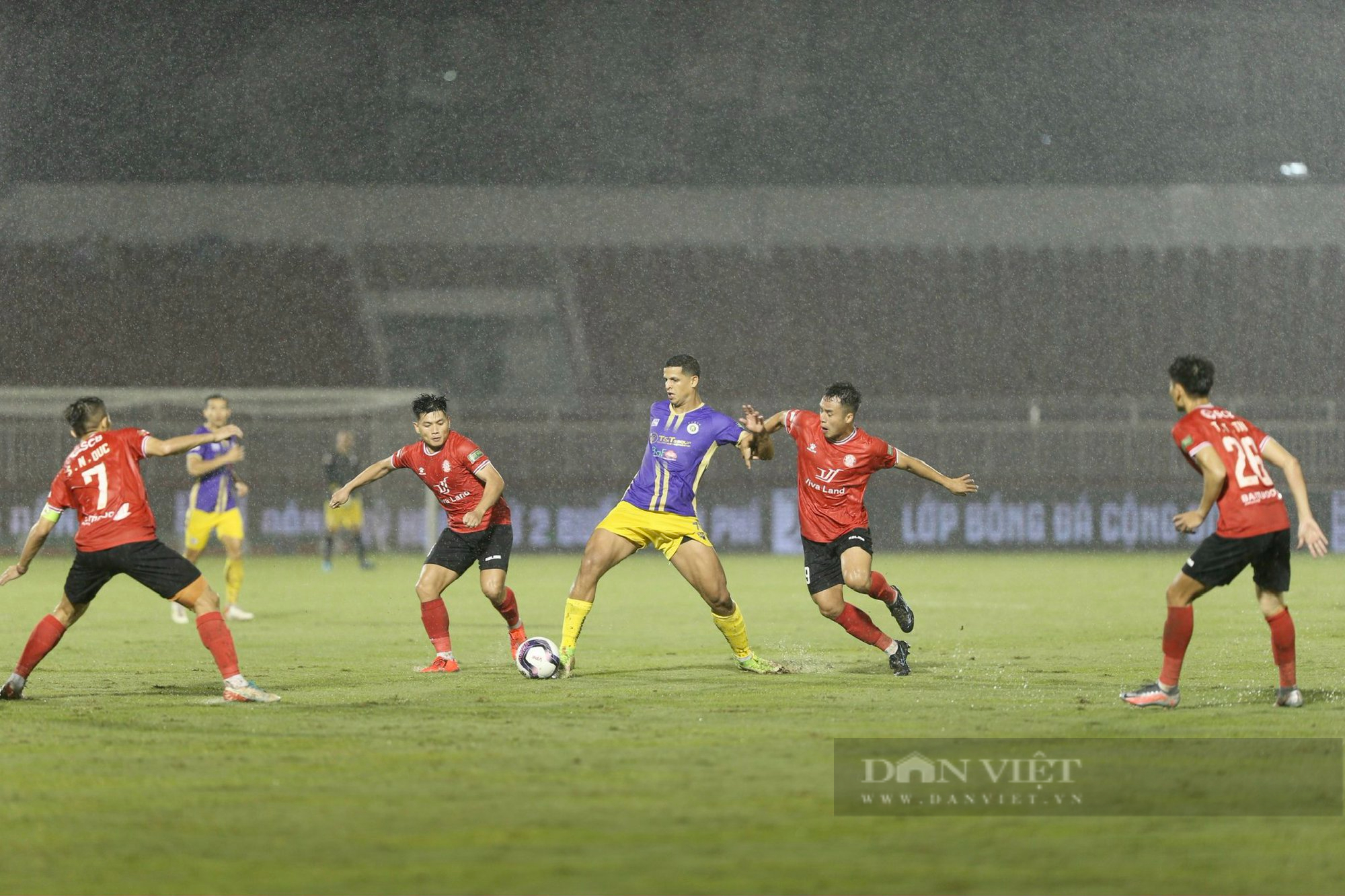 Tạo mưa bàn thắng trong trận thuỷ chiến, Hà Nội FC chạm tay vào chức vô địch - Ảnh 1.