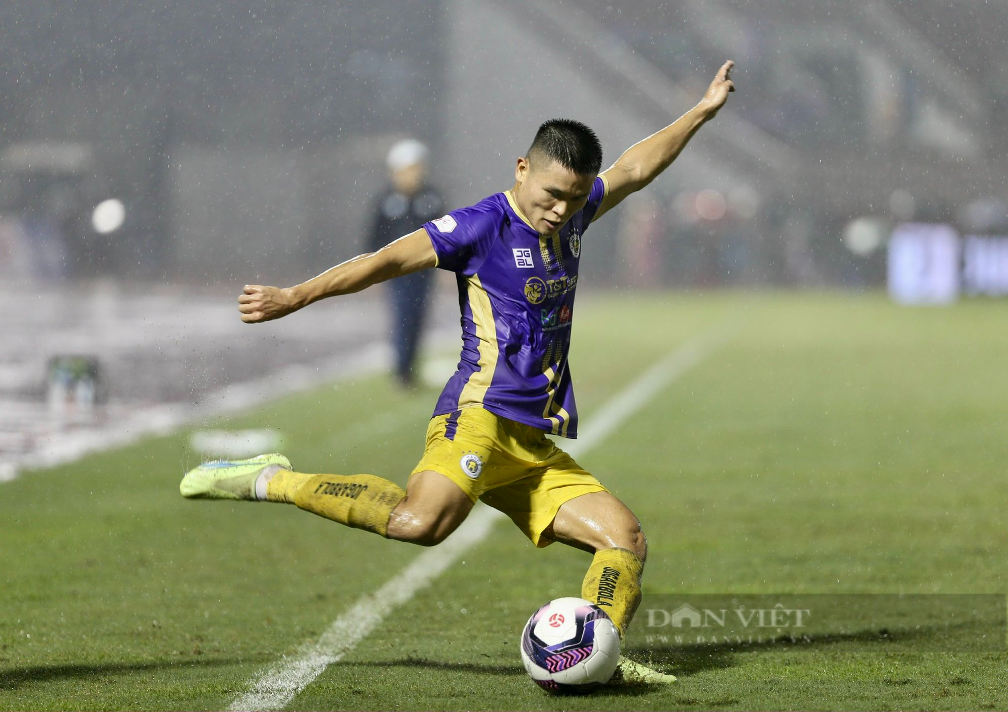 Tạo mưa bàn thắng trong trận thuỷ chiến, Hà Nội FC chạm tay vào chức vô địch - Ảnh 6.