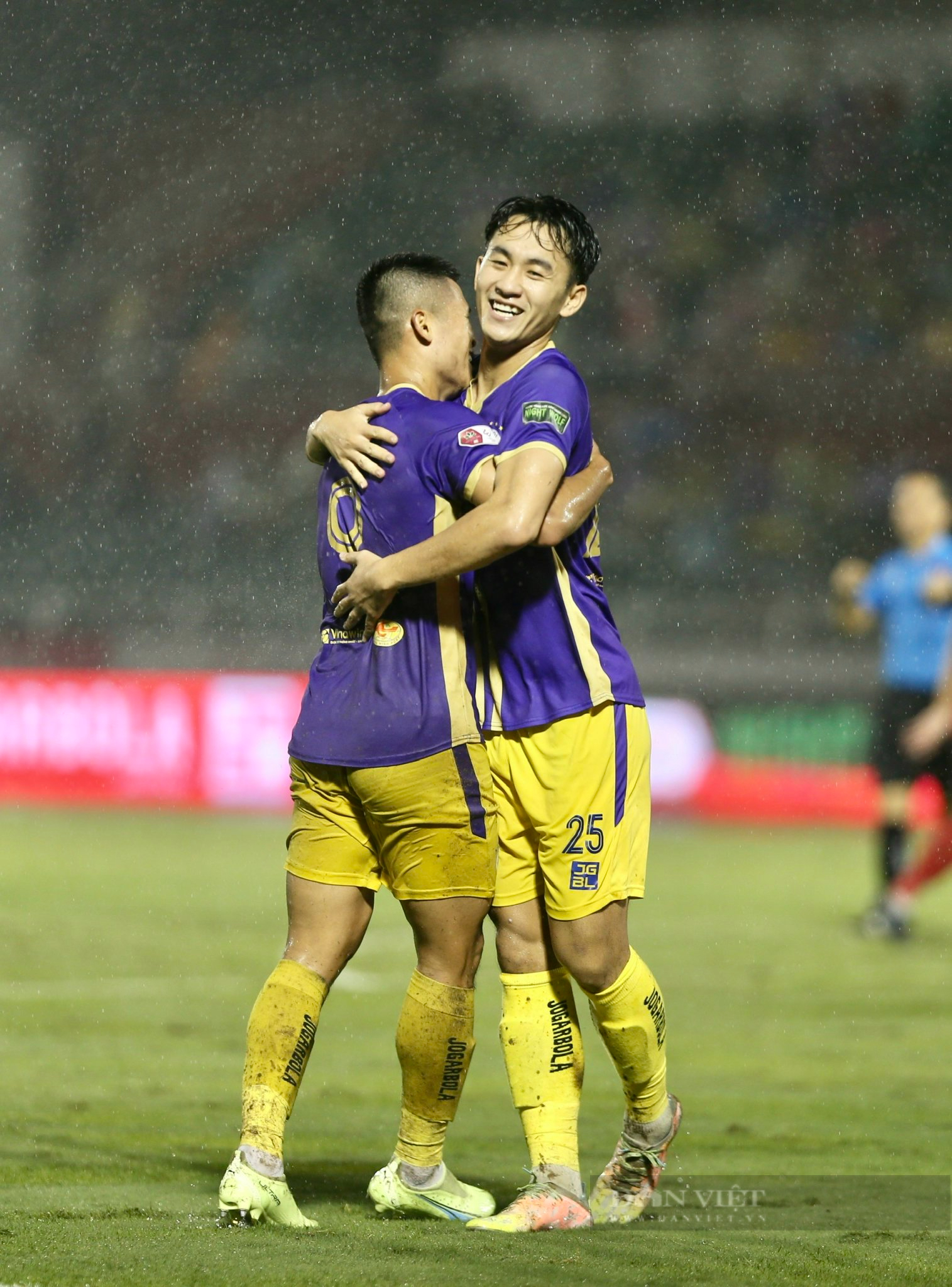 Tạo mưa bàn thắng trong trận thuỷ chiến, Hà Nội FC chạm tay vào chức vô địch - Ảnh 7.