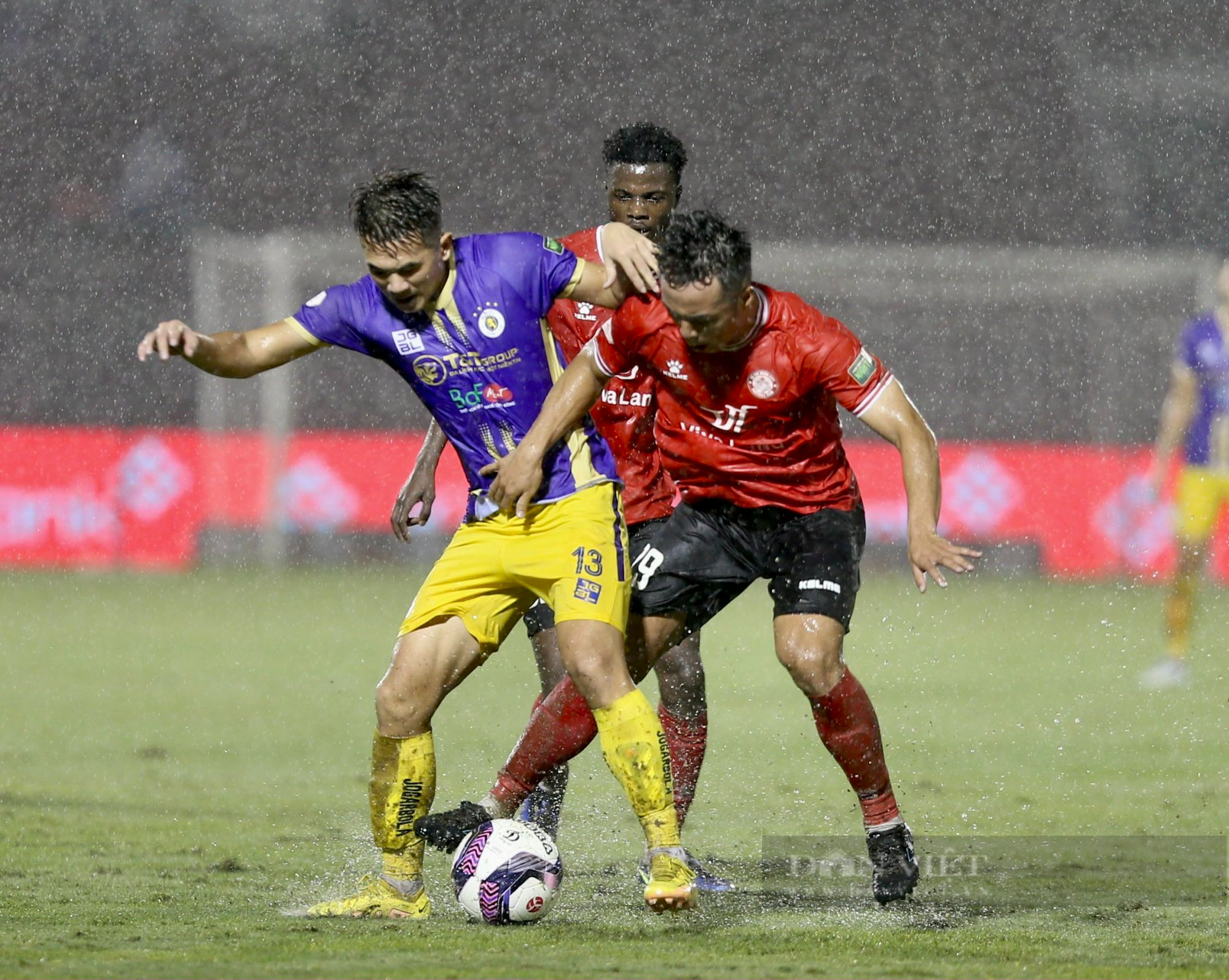 Tạo mưa bàn thắng trong trận thuỷ chiến, Hà Nội FC chạm tay vào chức vô địch - Ảnh 4.