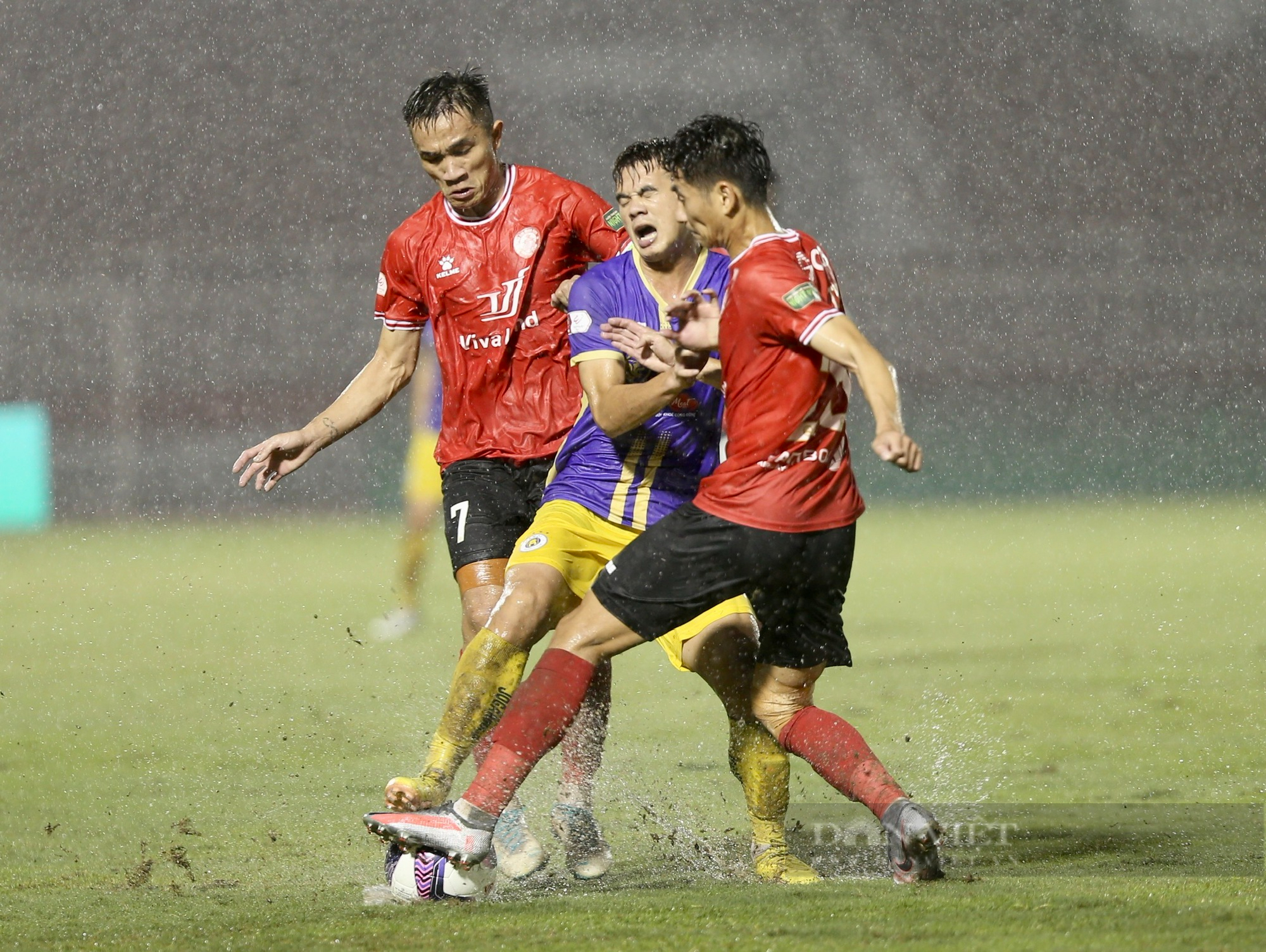 Tạo mưa bàn thắng trong trận thuỷ chiến, Hà Nội FC chạm tay vào chức vô địch - Ảnh 3.