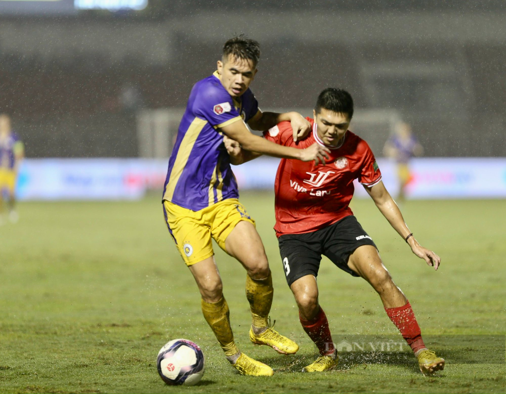 Tạo mưa bàn thắng trong trận thuỷ chiến, Hà Nội FC chạm tay vào chức vô địch - Ảnh 8.