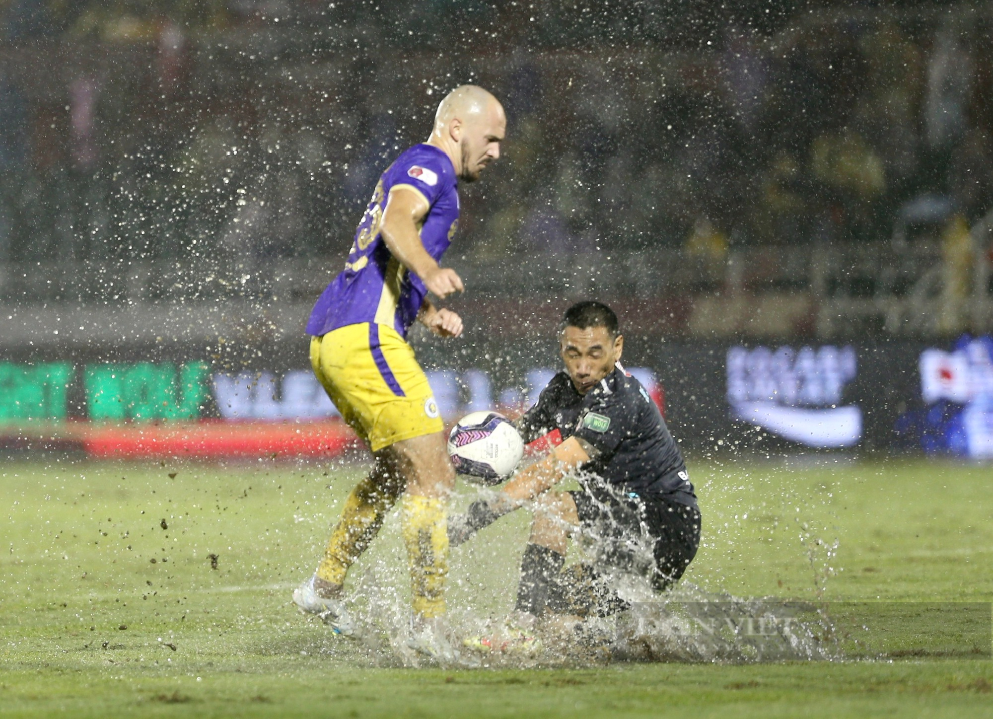 Tạo mưa bàn thắng trong trận thuỷ chiến, Hà Nội FC chạm tay vào chức vô địch - Ảnh 10.