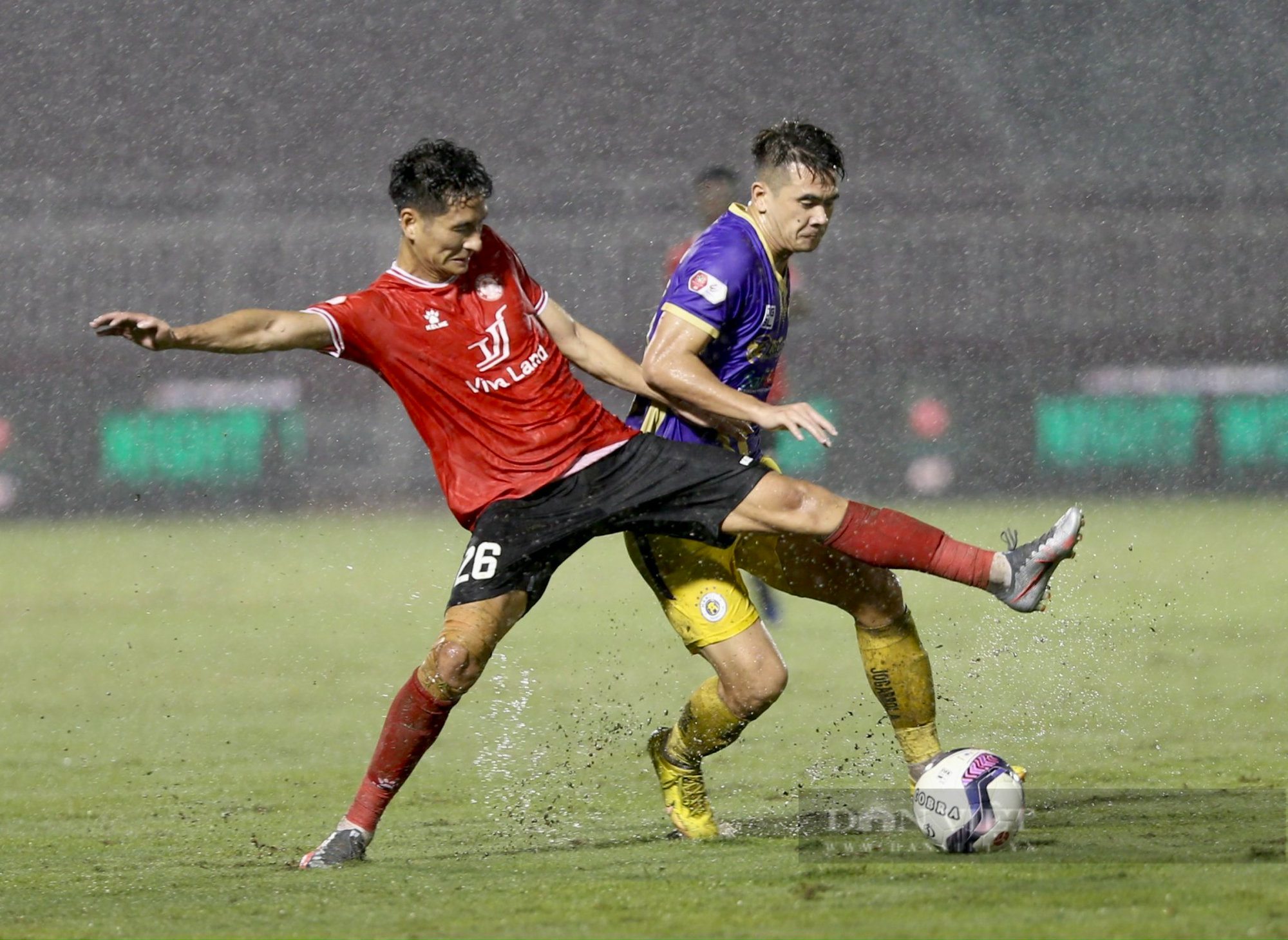 Tạo mưa bàn thắng trong trận thuỷ chiến, Hà Nội FC chạm tay vào chức vô địch - Ảnh 9.