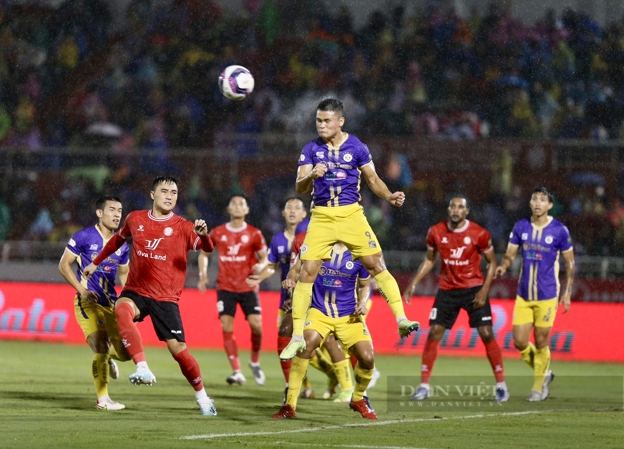 Tạo mưa bàn thắng trong trận thuỷ chiến, Hà Nội FC chạm tay vào chức vô địch - Ảnh 2.