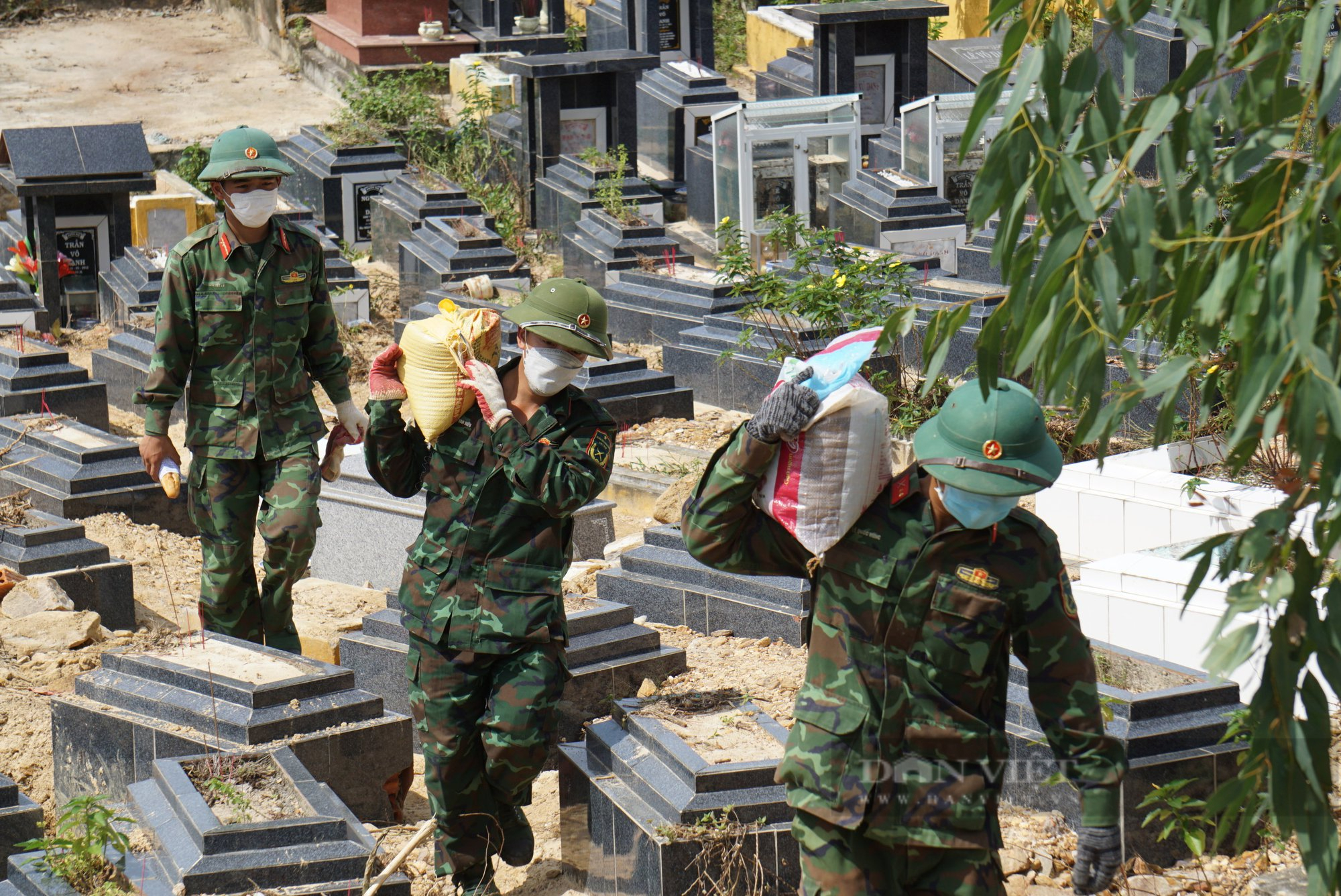 Hơn 1.000 cán bộ, chiến sĩ lật đá, bới đất tìm mộ bị vùi lấp tại Đà Nẵng - Ảnh 1.