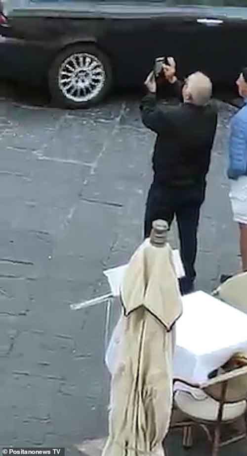 Italia: Nữ du khách chụp ảnh bán khỏa thân trước nhà thờ nổi tiếng đối mặt với mức phạt tới 30.000 Euro - Ảnh 4.
