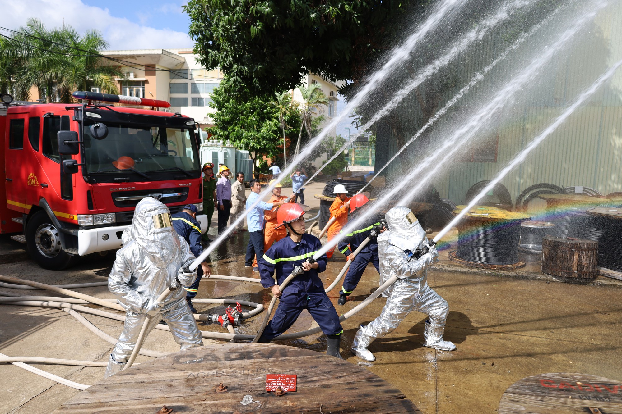 PC Đắk Lắk: Diễn tập phương án chữa cháy, cứu nạn cứu hộ - Ảnh 2.