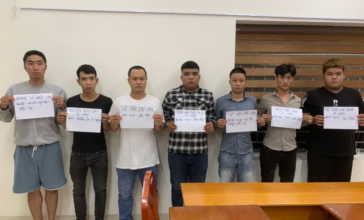 Công an triệu tập nhóm thanh dùng hung khí hành hung người đàn ông để đòi nợ ở Bình Thuận - Ảnh 1.