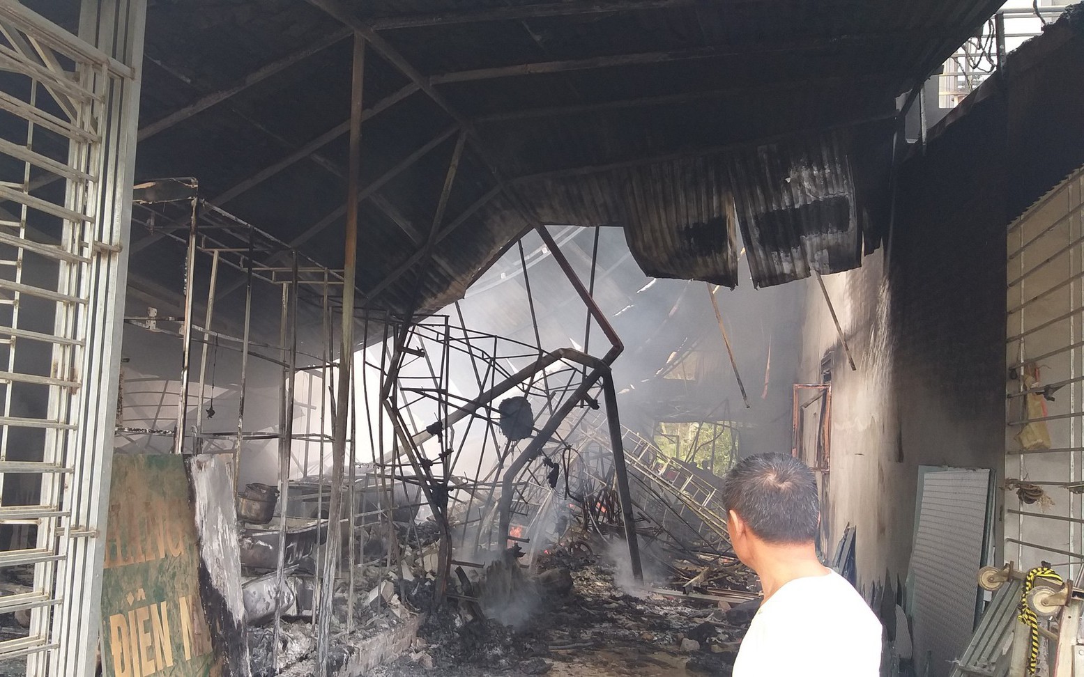 Yên Bái: Hỏa hoạn thiêu rụi ngôi nhà kinh doanh đồ nhựa, 2 nhà liền kề cũng bị ảnh hưởng 