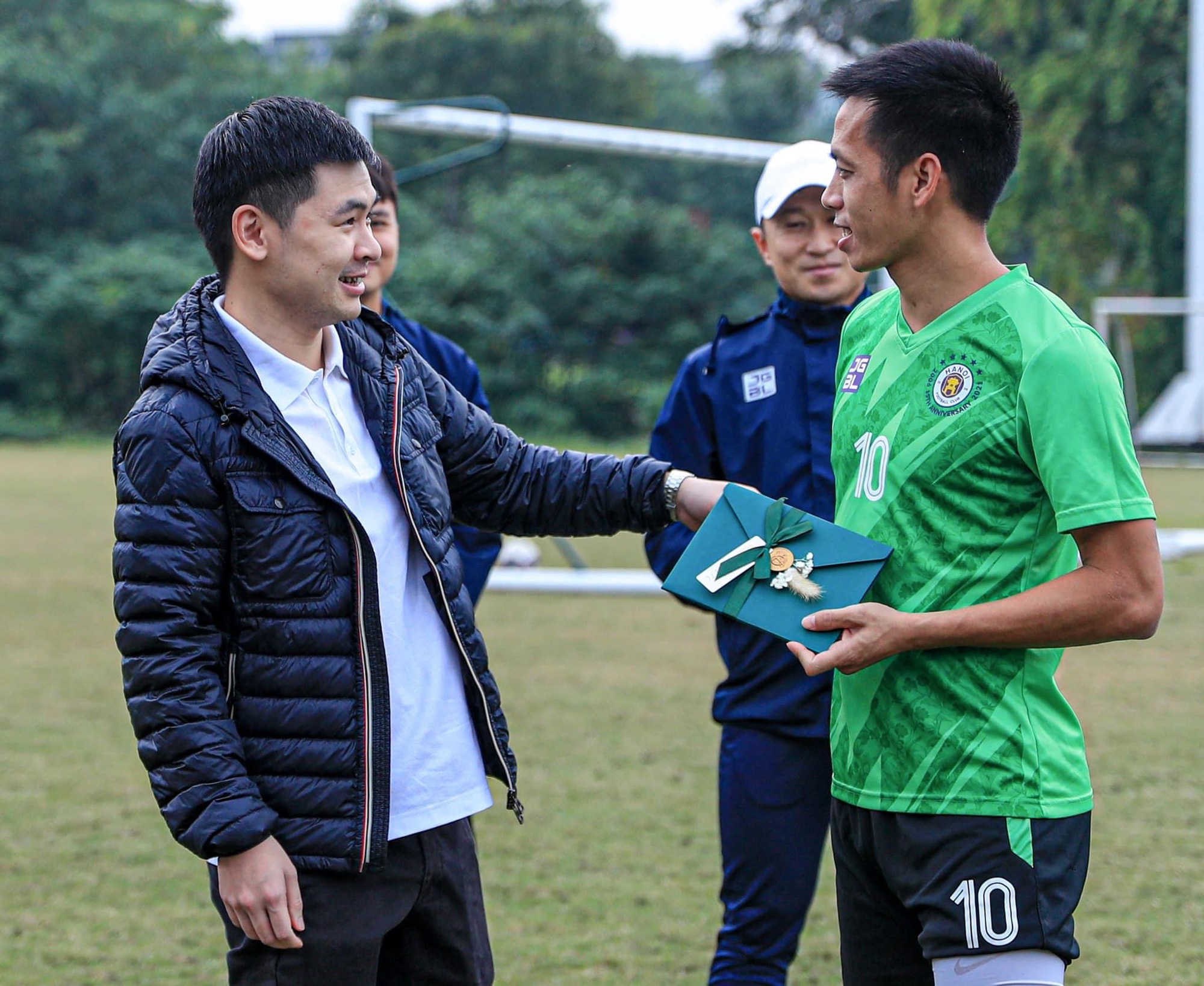 Chủ tịch Đỗ Vinh Quang phát thiệp mời cho các cầu thủ Hà Nội FC - Ảnh 1.