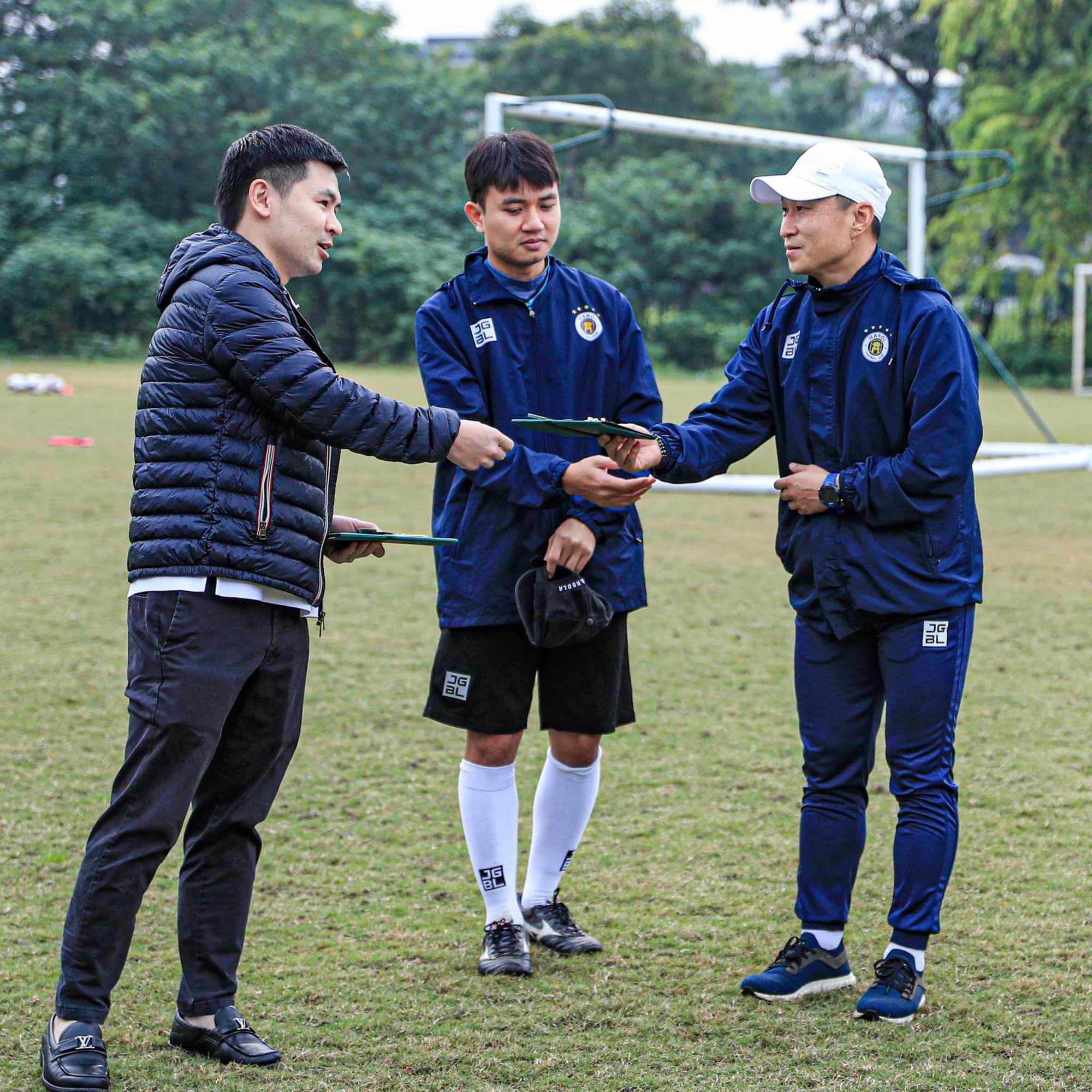 Chủ tịch Đỗ Vinh Quang phát thiệp mời cho các cầu thủ Hà Nội FC - Ảnh 7.