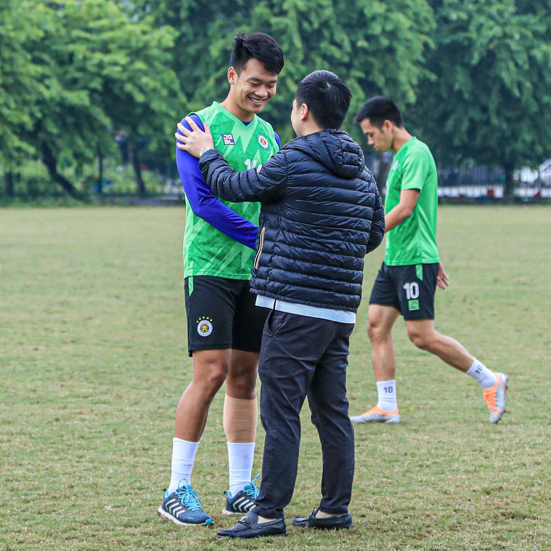 Chủ tịch Đỗ Vinh Quang phát thiệp mời cho các cầu thủ Hà Nội FC - Ảnh 2.