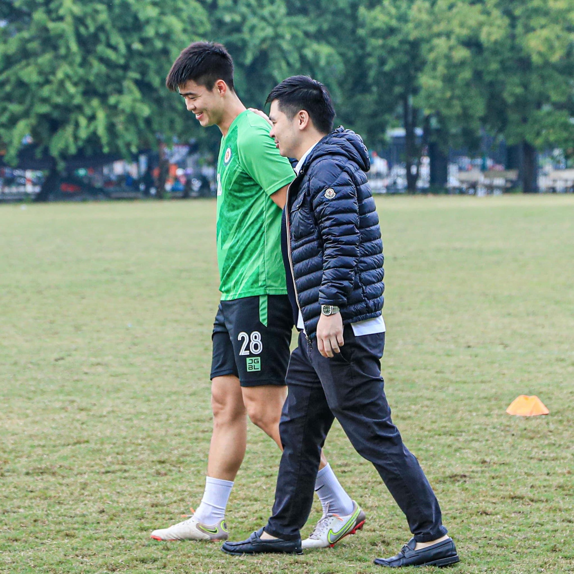 Chủ tịch Đỗ Vinh Quang phát thiệp mời cho các cầu thủ Hà Nội FC - Ảnh 3.