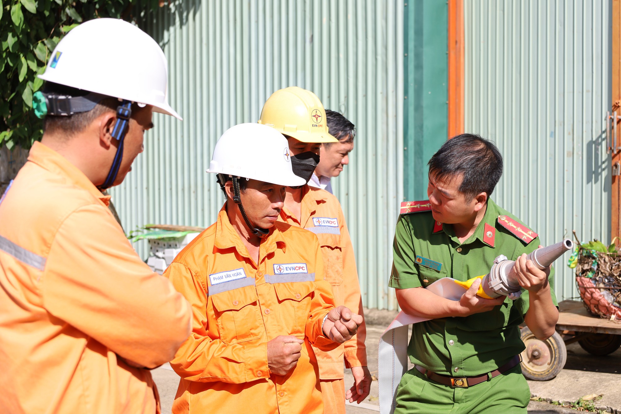 PC Đắk Lắk: Diễn tập phương án chữa cháy, cứu nạn cứu hộ - Ảnh 1.