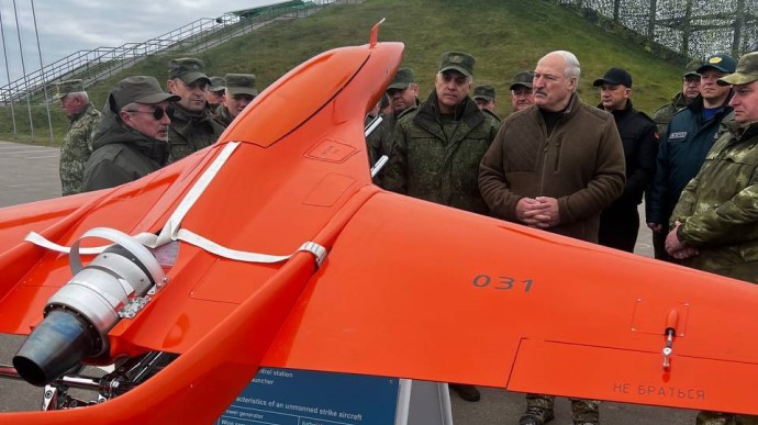 Ông Lukashenko bất ngờ khoe máy bay không người lái của Belarus sản xuất - Ảnh 1.