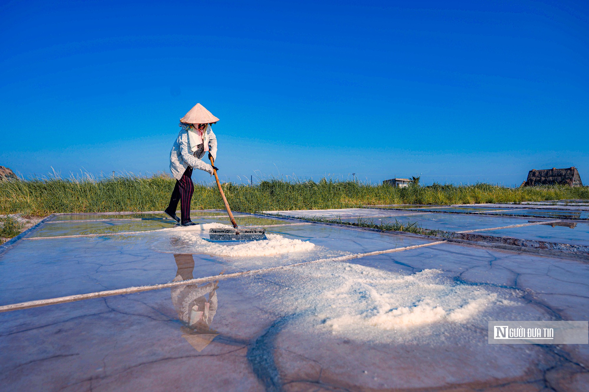 Nam Định: Đẹp mê hồn cảnh vựa muối khủng nhất miền Bắc tất bật vào mùa thu hoạch - Ảnh 6.