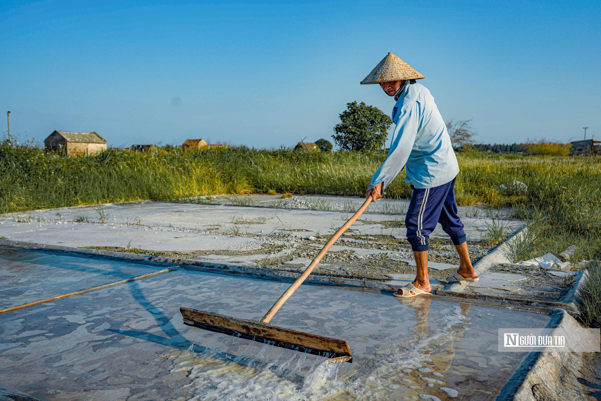 Nam Định: Đẹp mê hồn cảnh vựa muối khủng nhất miền Bắc tất bật vào mùa thu hoạch - Ảnh 7.