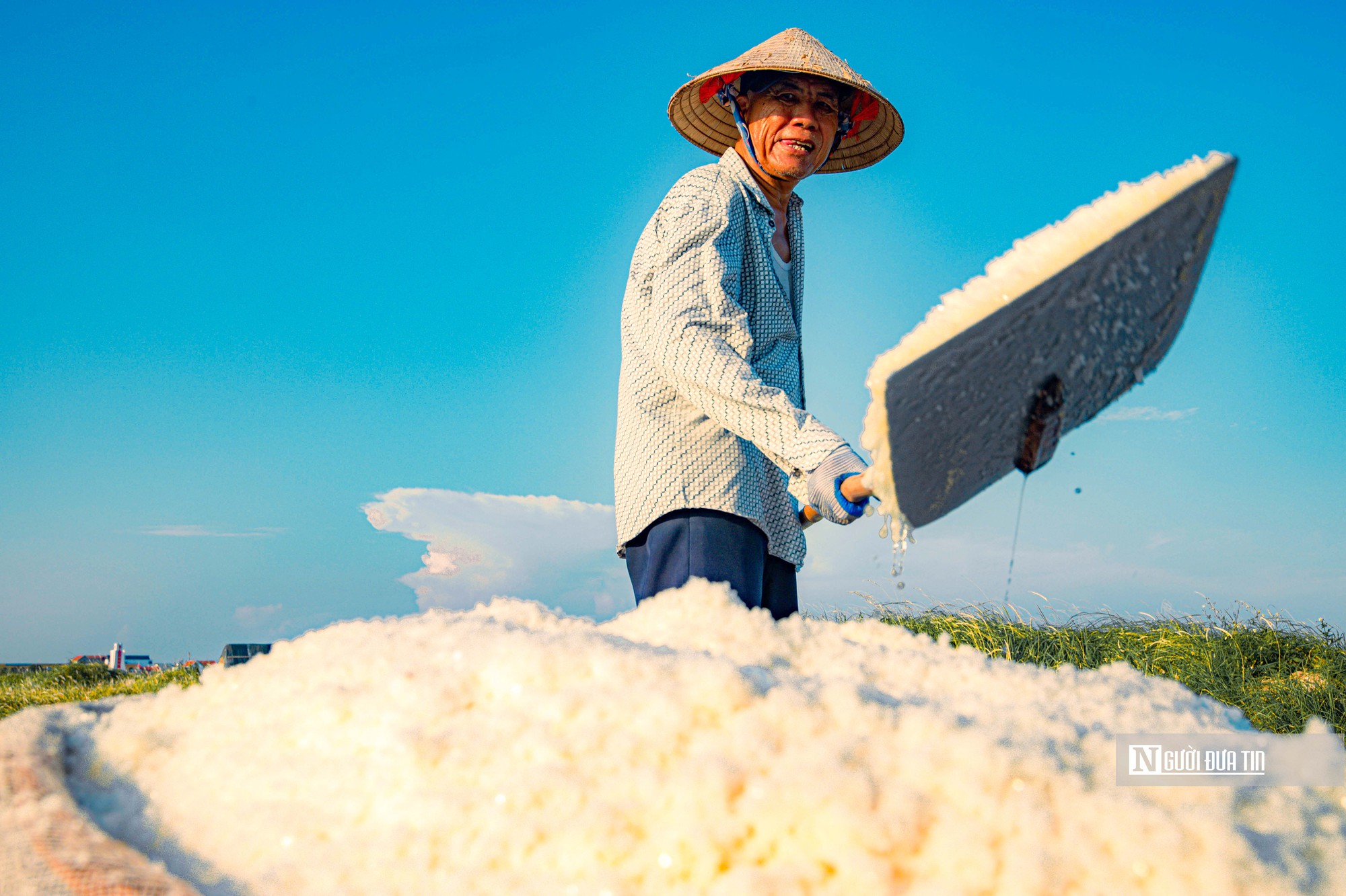 Nam Định: Đẹp mê hồn cảnh vựa muối khủng nhất miền Bắc tất bật vào mùa thu hoạch - Ảnh 10.