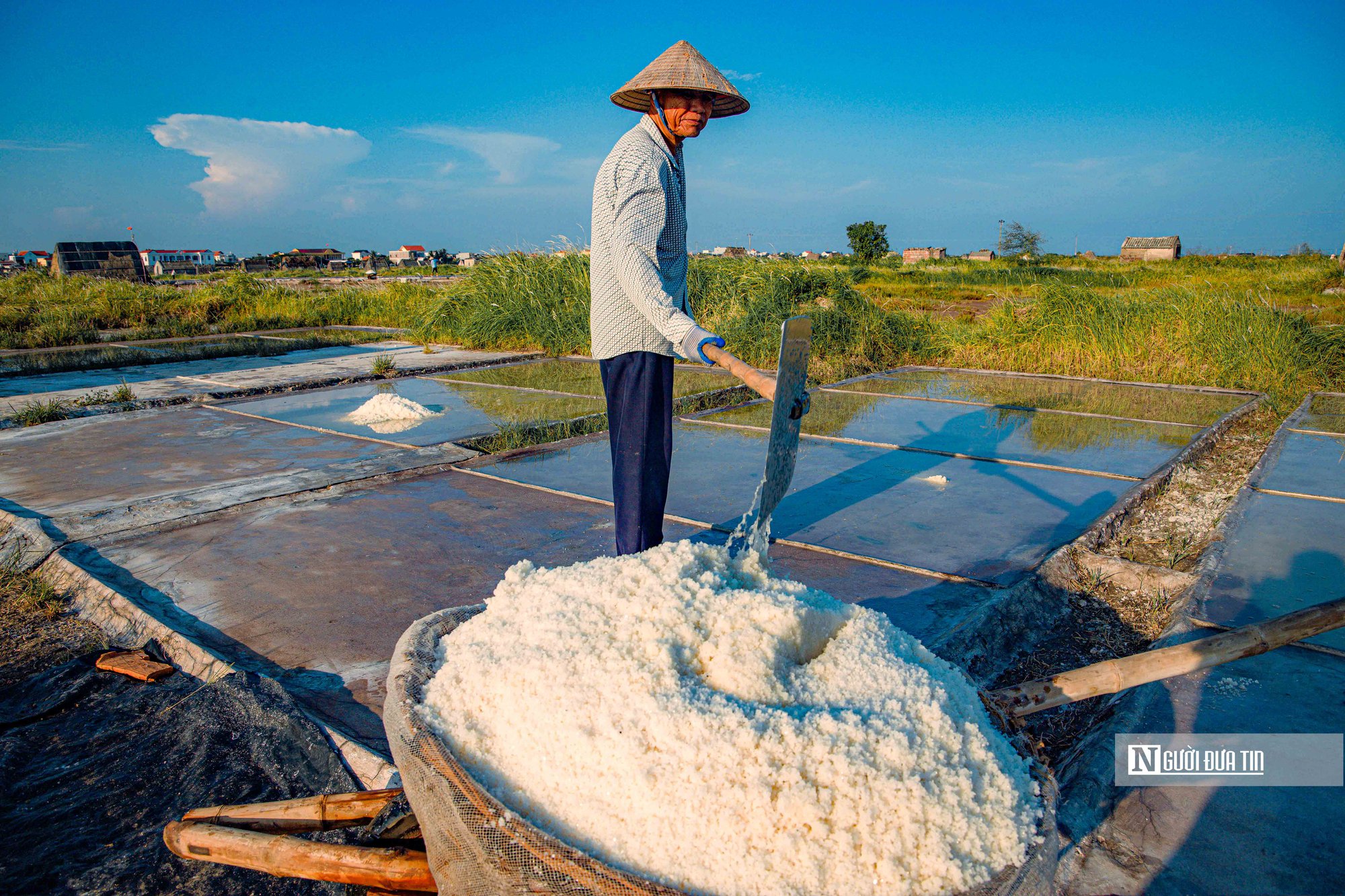 Nam Định: Đẹp mê hồn cảnh vựa muối khủng nhất miền Bắc tất bật vào mùa thu hoạch - Ảnh 11.