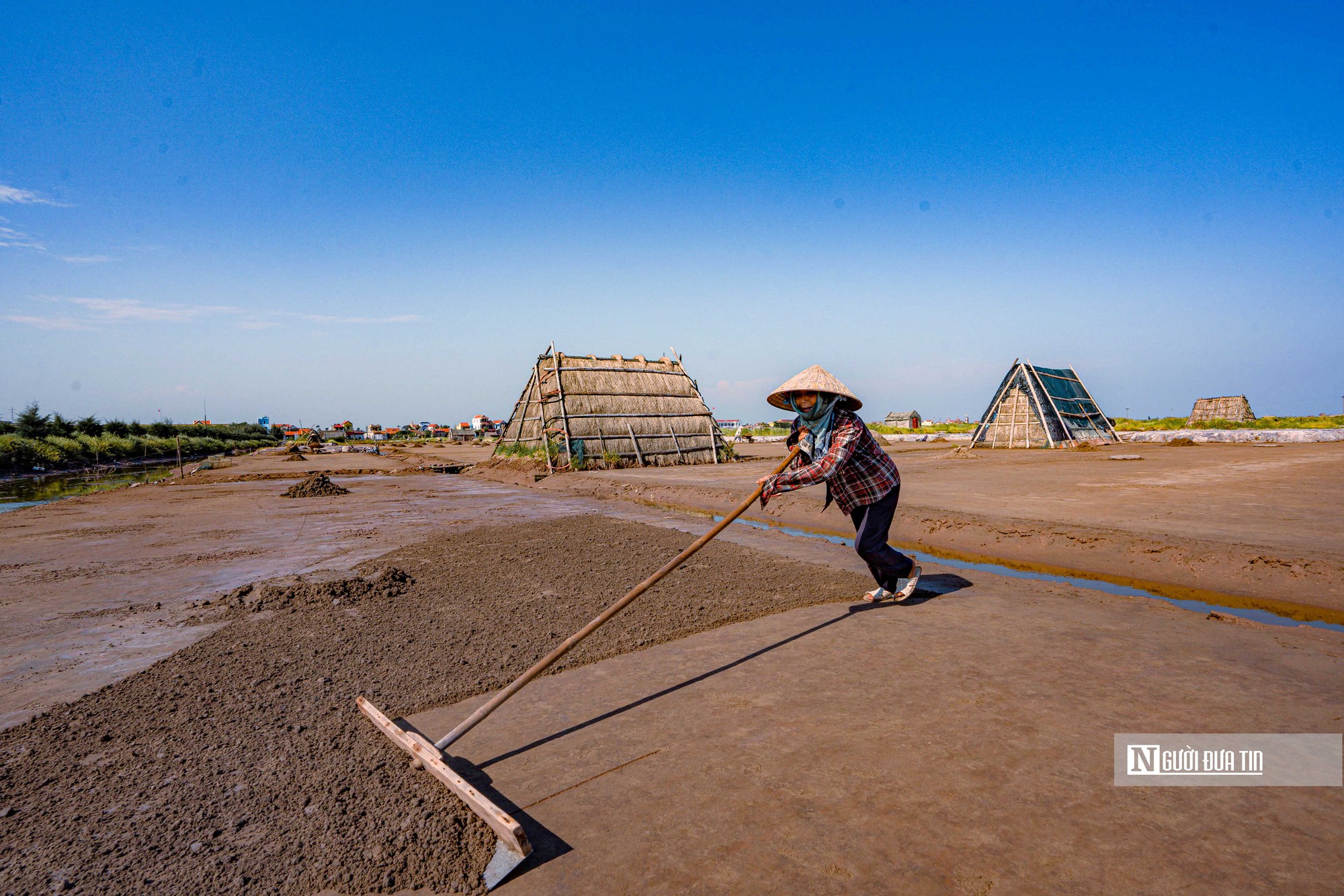 Nam Định: Đẹp mê hồn cảnh vựa muối khủng nhất miền Bắc tất bật vào mùa thu hoạch - Ảnh 1.
