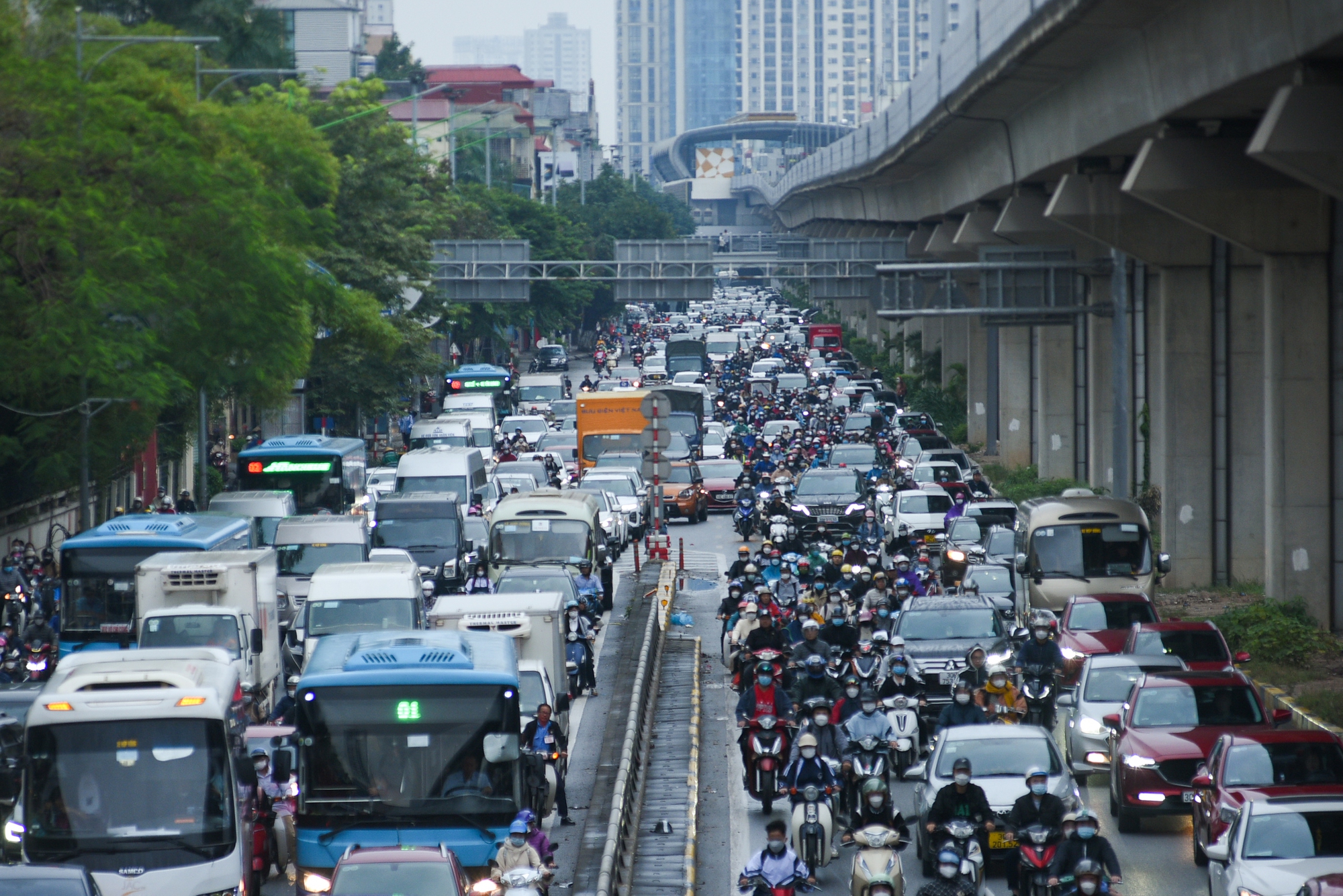 Đường phố ùn tắc nghiêm trọng, người Hà Nội đi làm trong mưa rét - Ảnh 2.