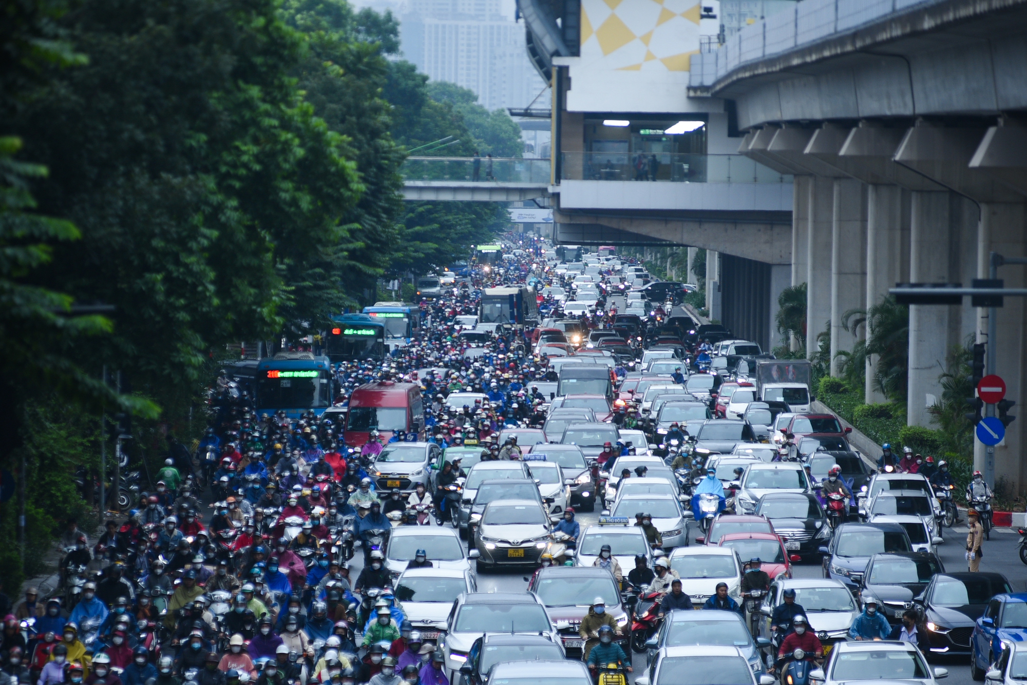Đường phố ùn tắc nghiêm trọng, người Hà Nội đi làm trong mưa rét - Ảnh 6.