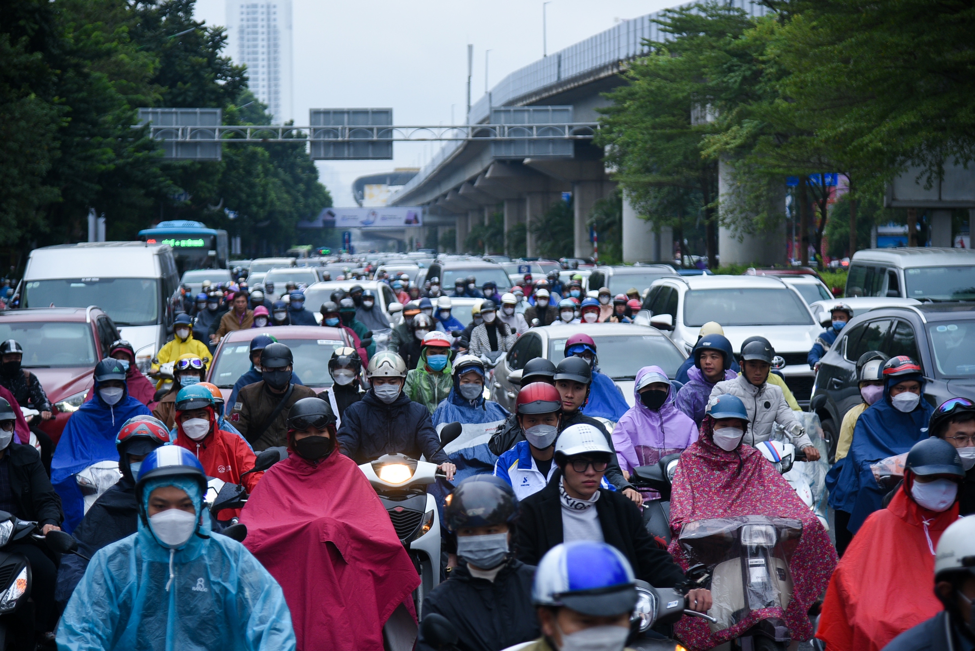 Đường phố ùn tắc nghiêm trọng, người Hà Nội đi làm trong mưa rét - Ảnh 7.