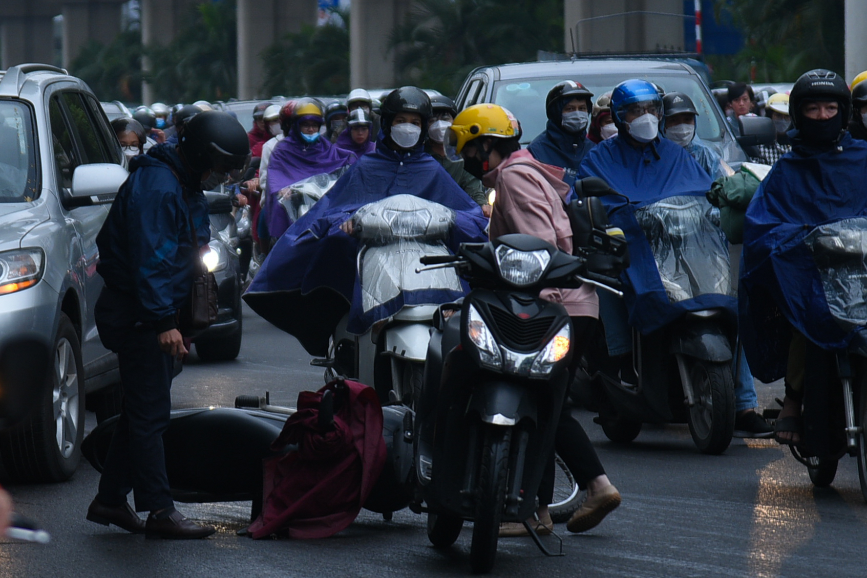 Đường phố ùn tắc nghiêm trọng, người Hà Nội đi làm trong mưa rét - Ảnh 9.