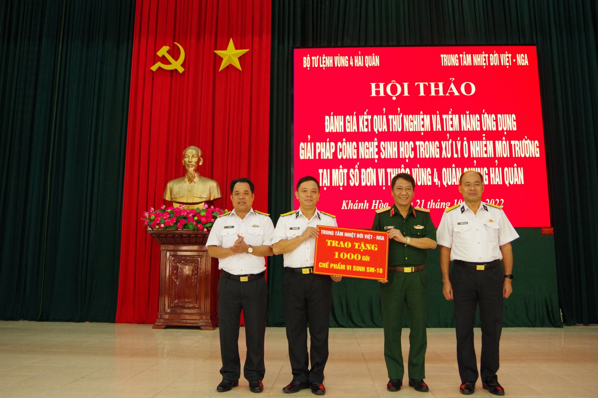 Trung tâm nhiệt đới Việt - Nga trao tặng 1.000 gói chế phẩm vi sinh  - Ảnh 1.