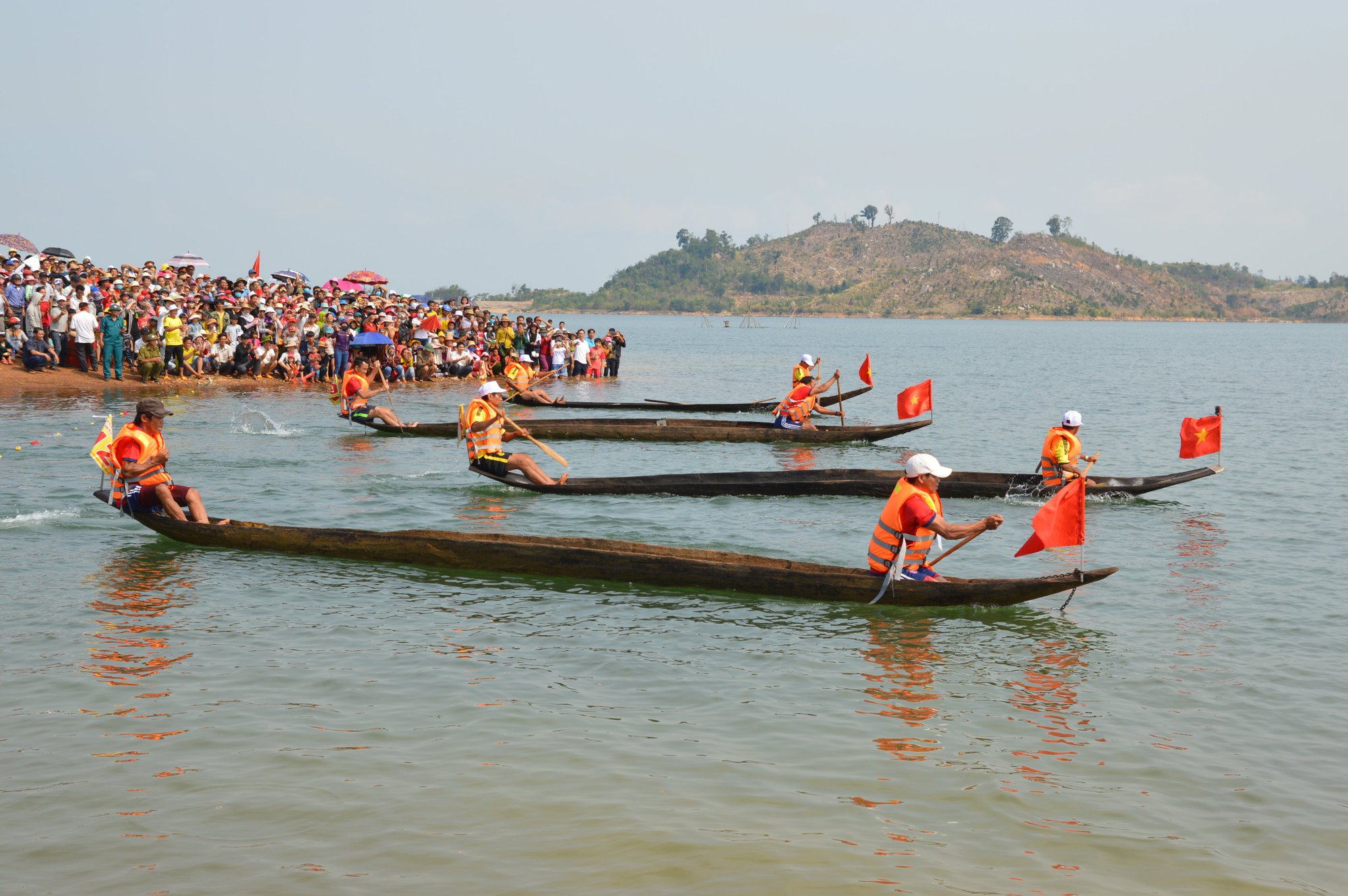 Gia Lai: Thiếu thuyền độc mộc để tham gia hội đua, chính quyền đi mượn của người dân - Ảnh 1.