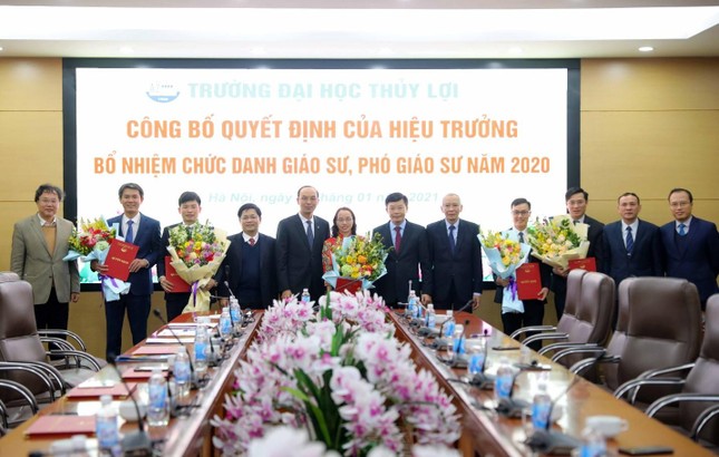 Nữ Phó giáo sư ngành Công nghệ thông tin chia sẻ về cách cân bằng giữa việc trường và việc gia đình - Ảnh 1.