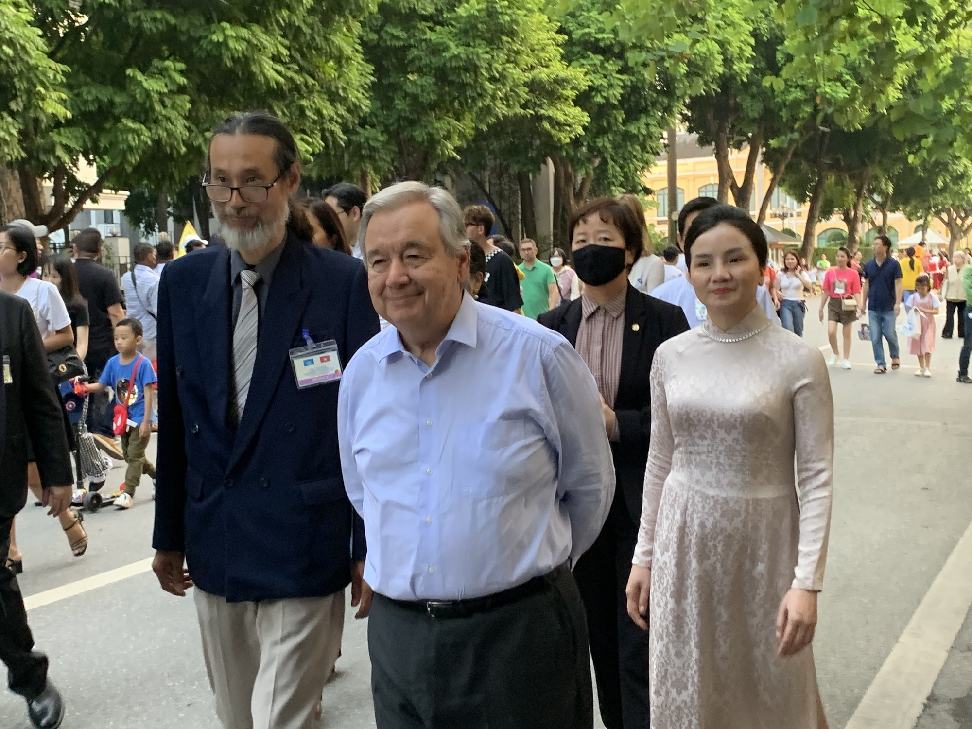 Giữa thành phố vì hòa bình, Tổng thư ký LHQ thăm Văn Miếu, trò chuyện với người dân bên Hồ Gươm - Ảnh 12.