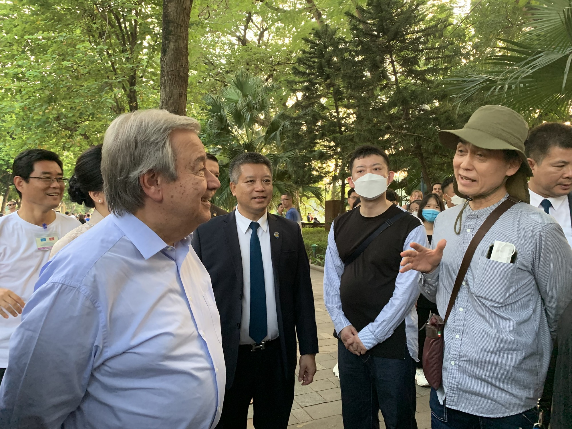 Giữa thành phố vì hòa bình, Tổng thư ký LHQ thăm Văn Miếu, trò chuyện với người dân bên Hồ Gươm - Ảnh 13.