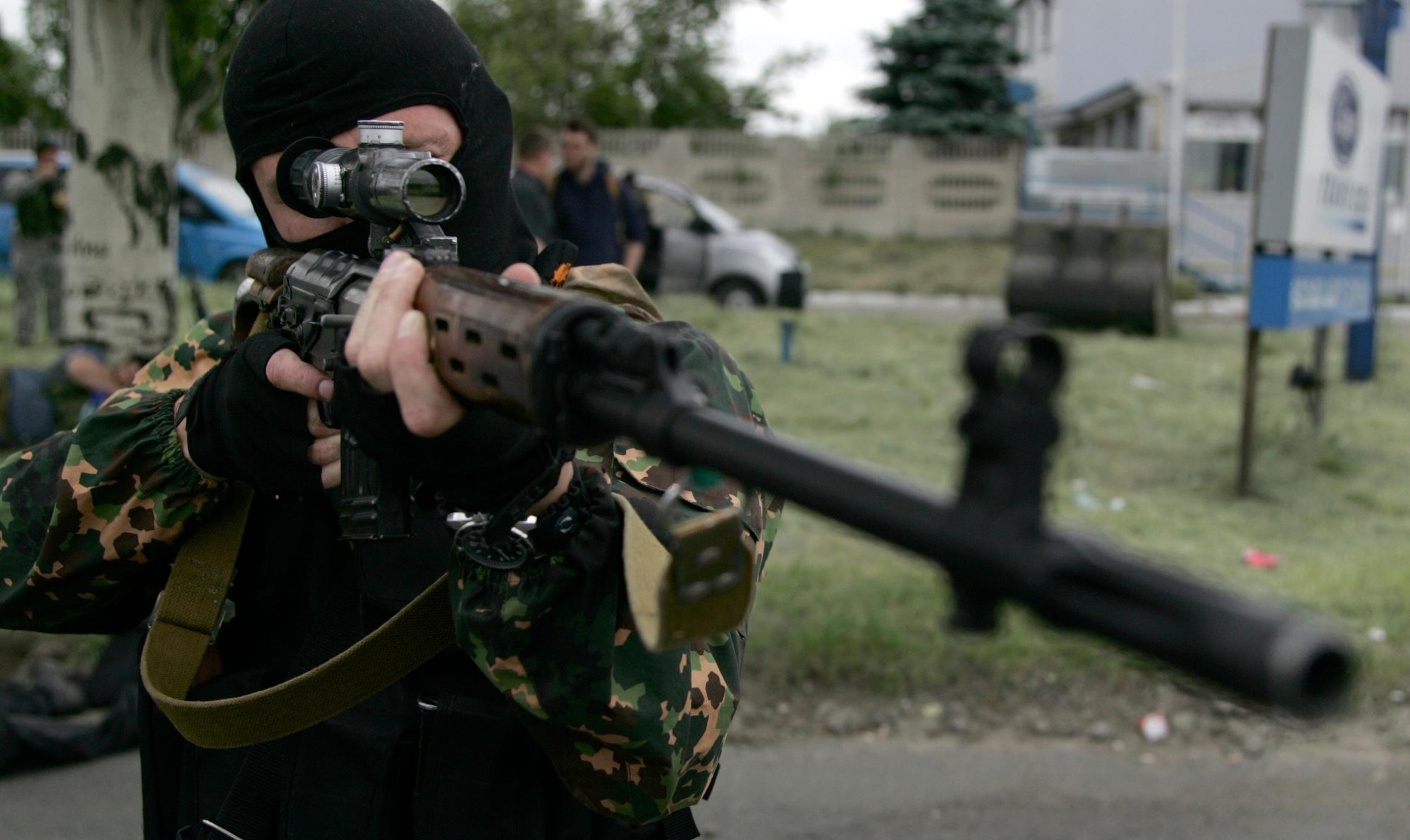 Ông Putin thử súng bắn tỉa huyền thoại Liên Xô SVD khi thị sát thao trường tân binh - Ảnh 13.