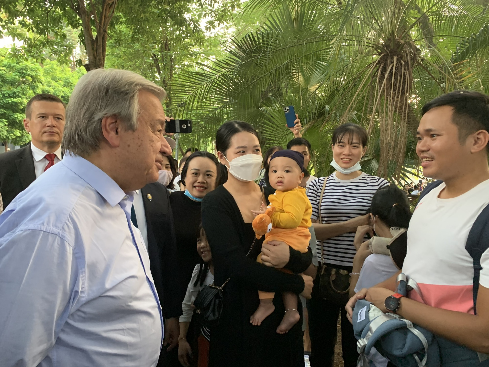 Giữa thành phố vì hòa bình, Tổng thư ký LHQ thăm Văn Miếu, trò chuyện với người dân bên Hồ Gươm - Ảnh 14.