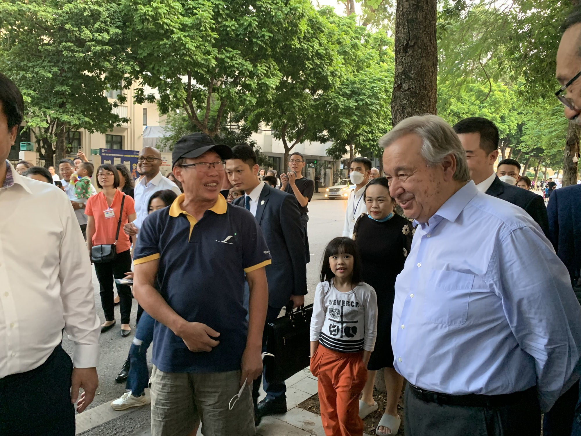 Giữa thành phố vì hòa bình, Tổng thư ký LHQ thăm Văn Miếu, trò chuyện với người dân bên Hồ Gươm - Ảnh 15.