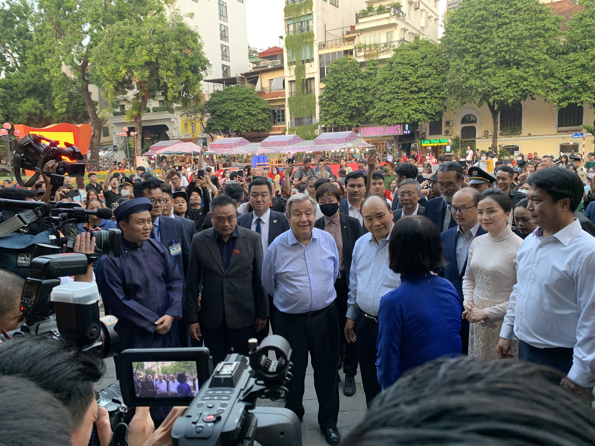 Giữa thành phố vì hòa bình, Tổng thư ký LHQ thăm Văn Miếu, trò chuyện với người dân bên Hồ Gươm - Ảnh 17.
