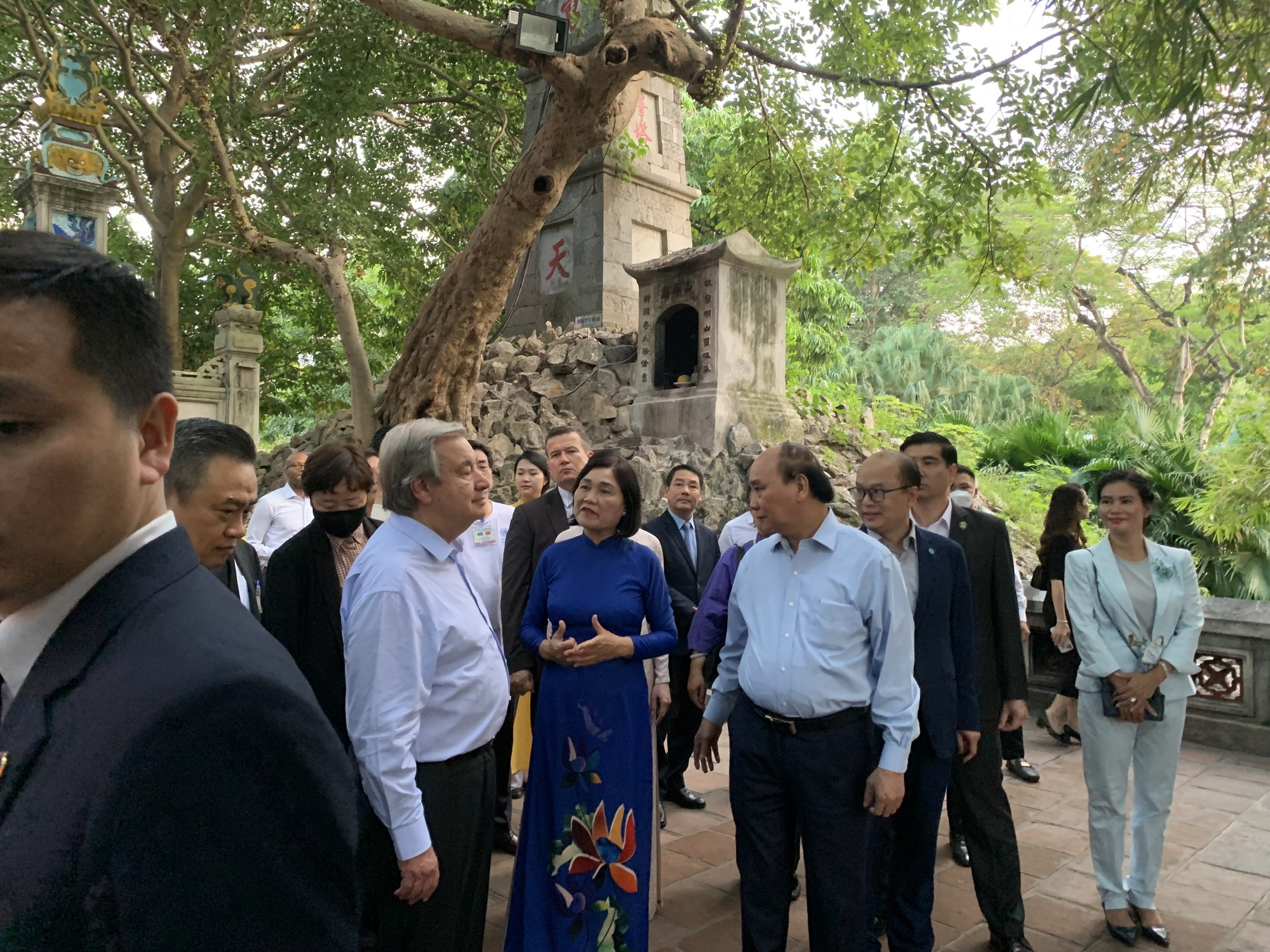 Giữa thành phố vì hòa bình, Tổng thư ký LHQ thăm Văn Miếu, trò chuyện với người dân bên Hồ Gươm - Ảnh 18.