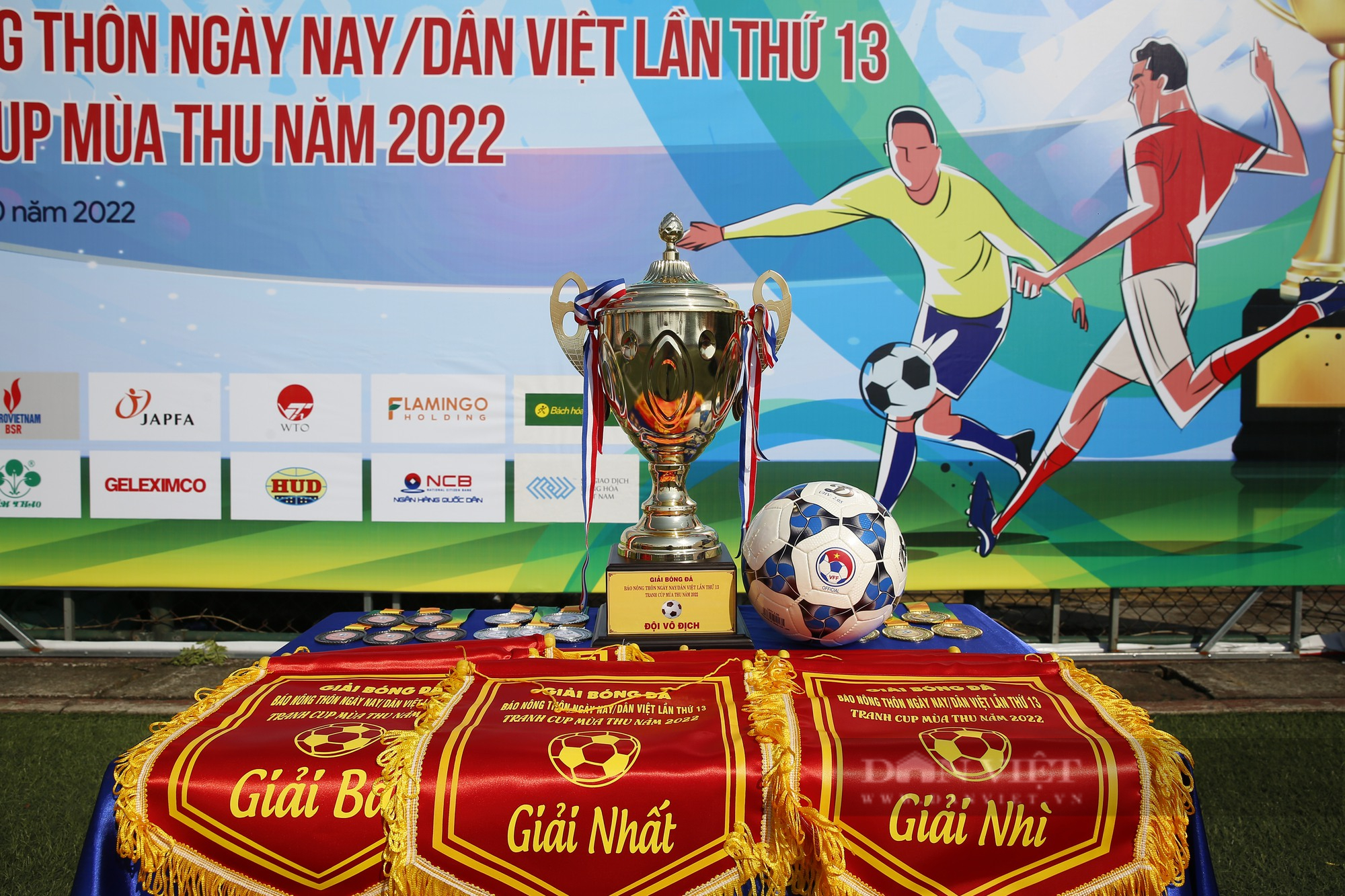 Hình ảnh Lễ khai mạc Giải bóng đá Báo NTNN/Dân Việt - tranh cúp ...