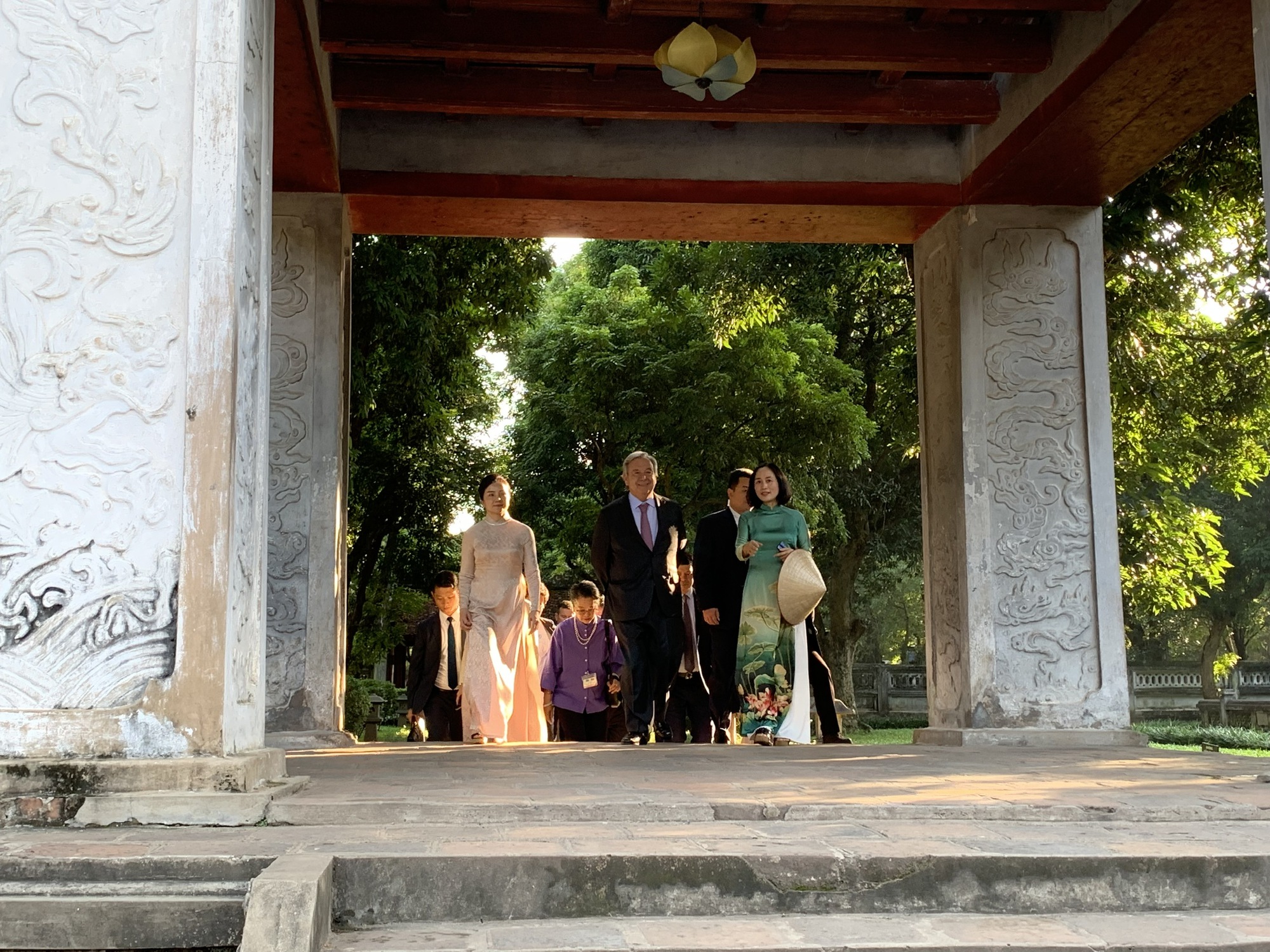 Giữa thành phố vì hòa bình, Tổng thư ký LHQ thăm Văn Miếu, trò chuyện với người dân bên Hồ Gươm - Ảnh 2.